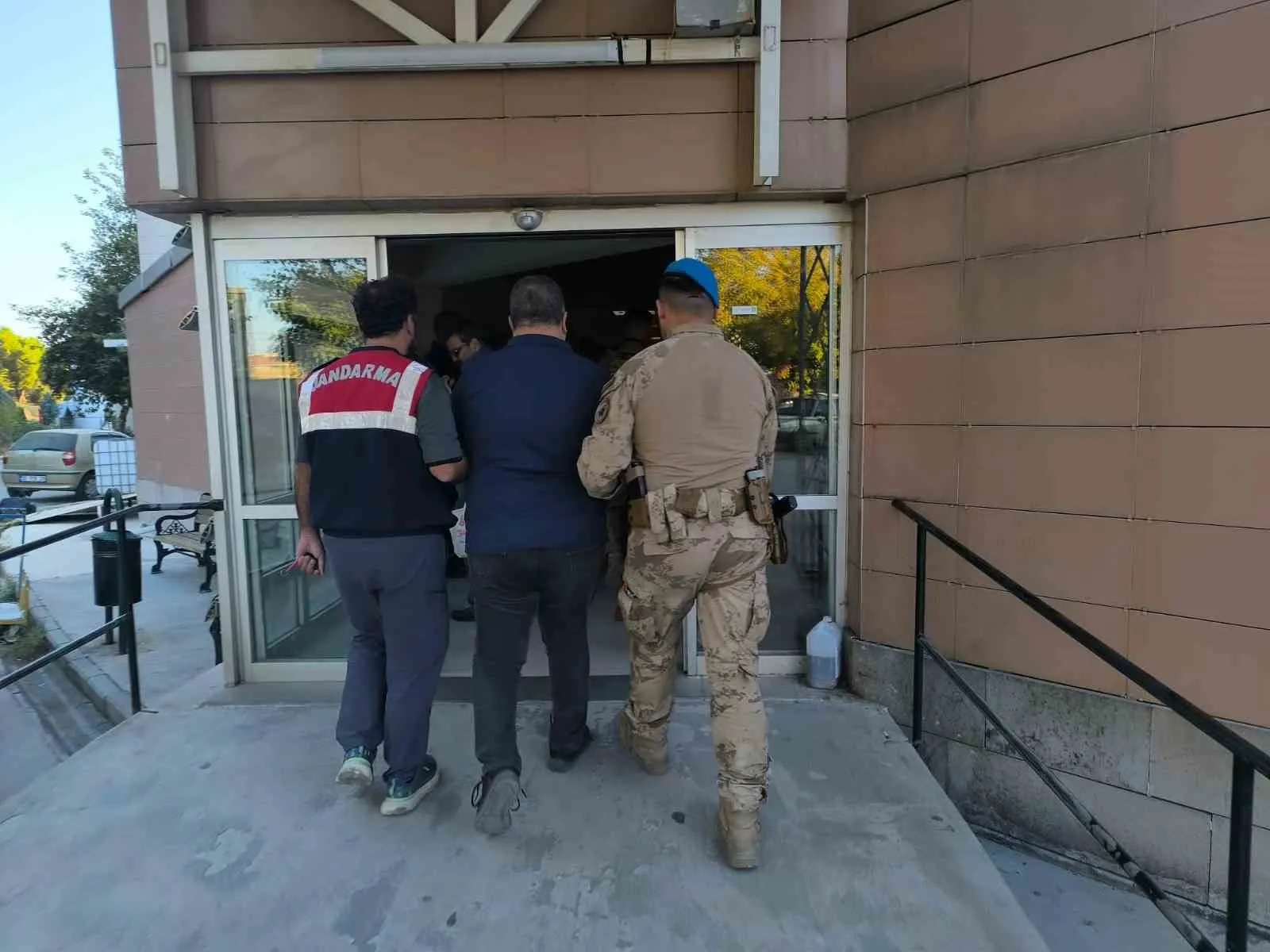 İzmir'de FETÖ'nün finansal yapılanmasına şafak baskını: 21 kişi kıskıvrak yakalandı