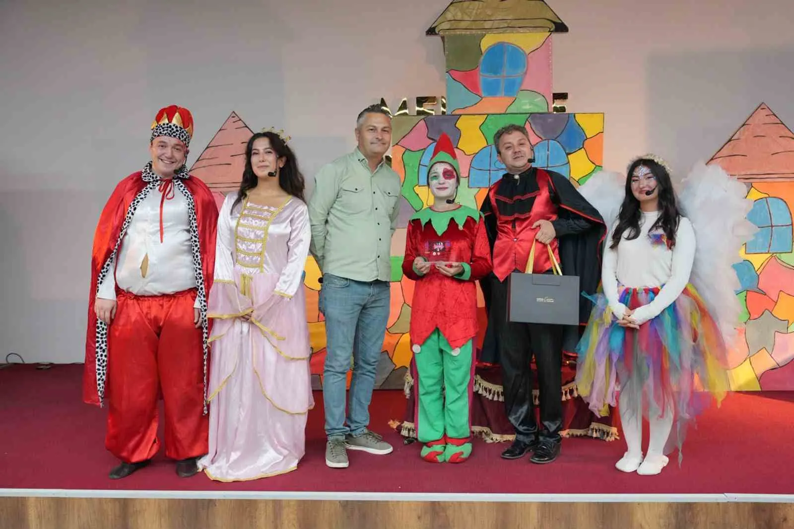 Muğla’da çocukların sanat dolu günü: Sihirbazlar ve uçurtmalar sahnede