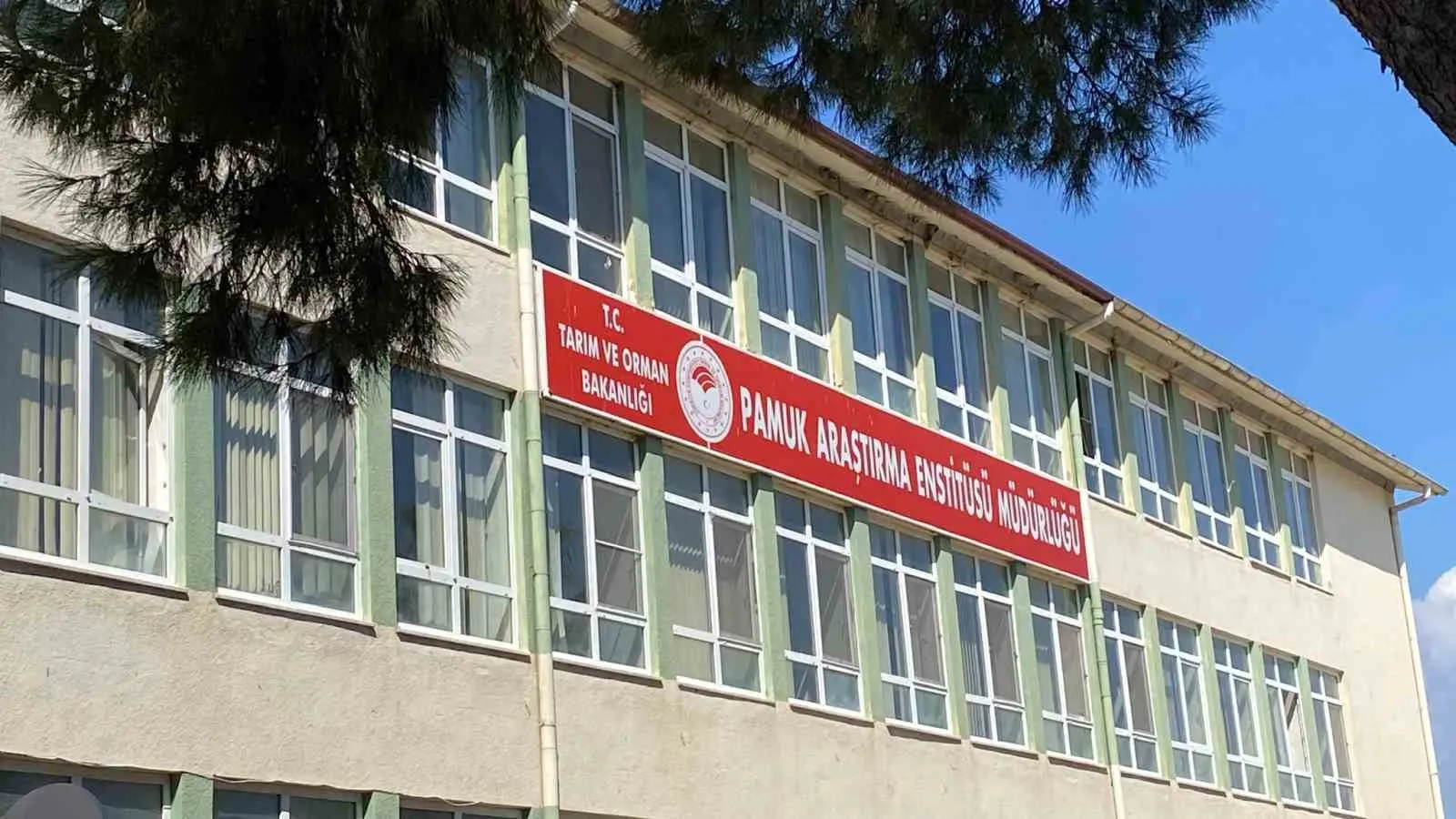 Nazilli'deki enstitüde rüşvet iddiası: Adli kontrol kararı sonrası alkışlı protesto