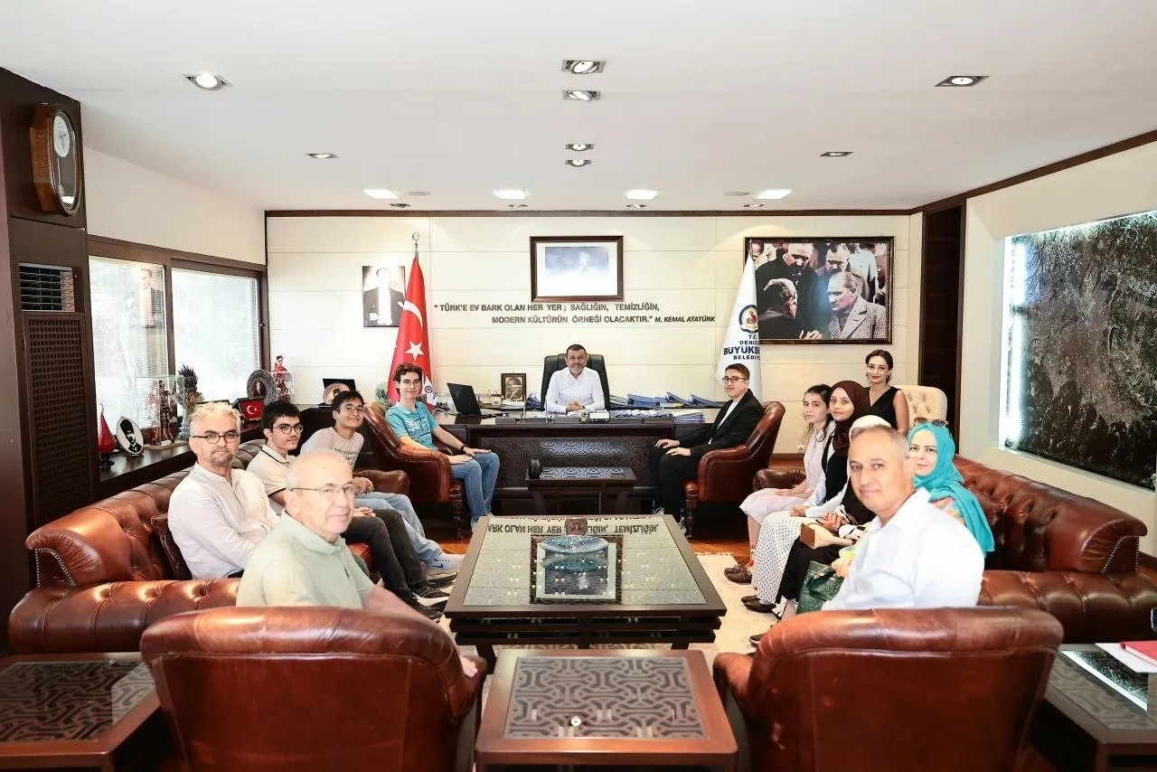 Denizli'nin genç yıldızları Başkan Çavuşoğlu'nun konuğu oldu: Başarıya anlamlı hediye