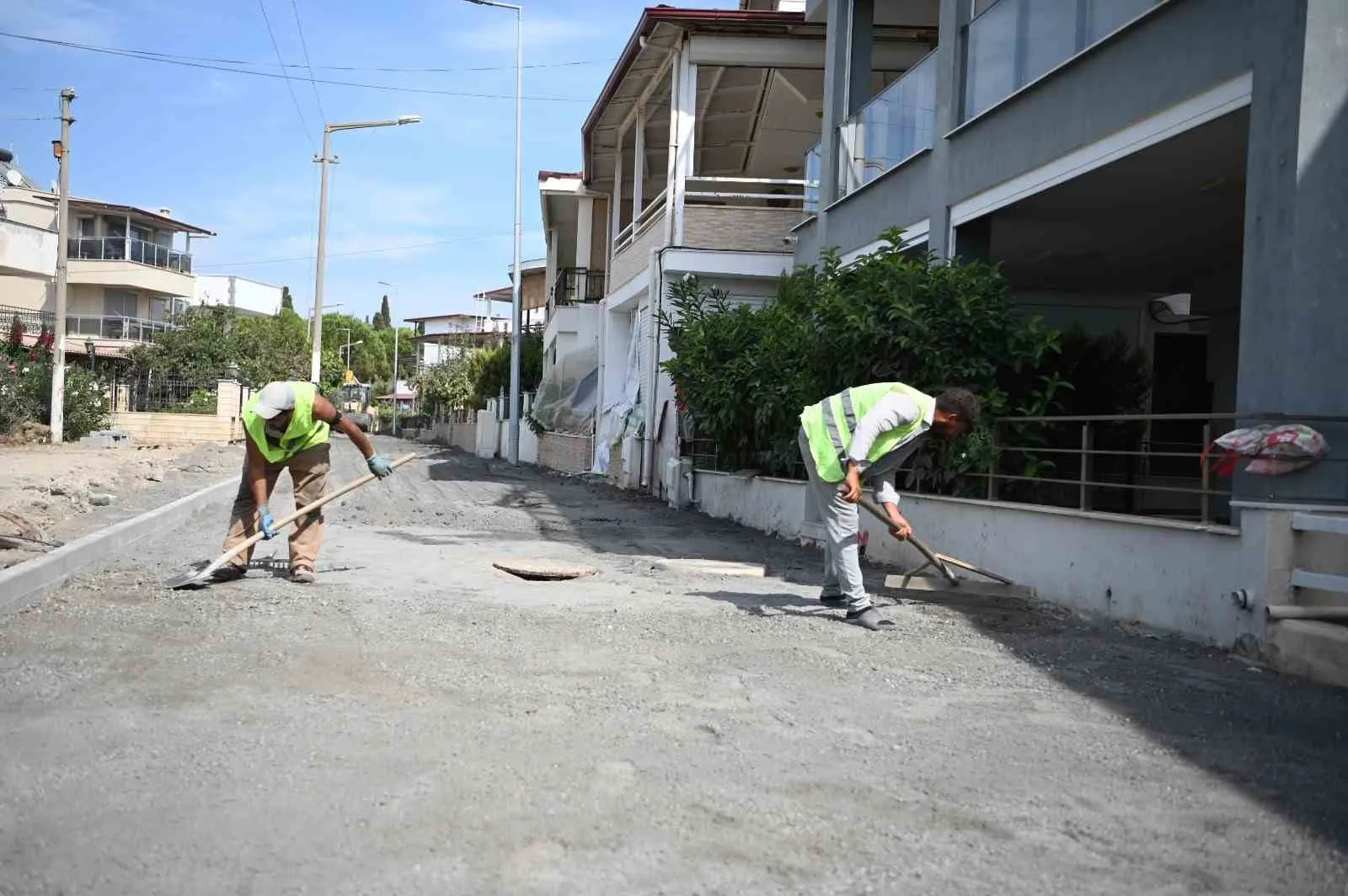 Kuşadası’nda üstyapı atağı: Karaova’da yollar modernleşiyor