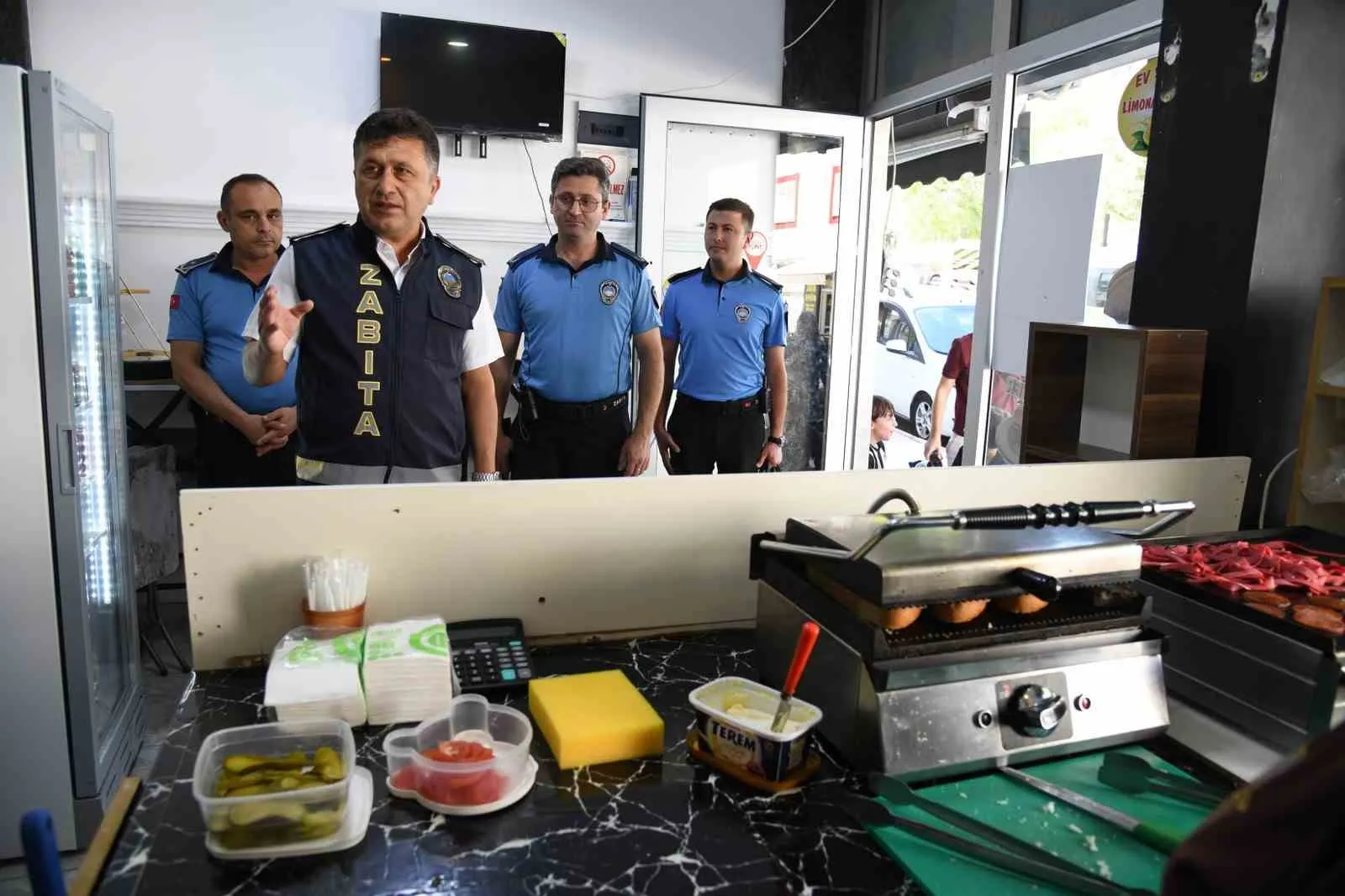 Yunusemre'de okul önlerinde hijyen alarmı: Zabıtadan sıkı takip