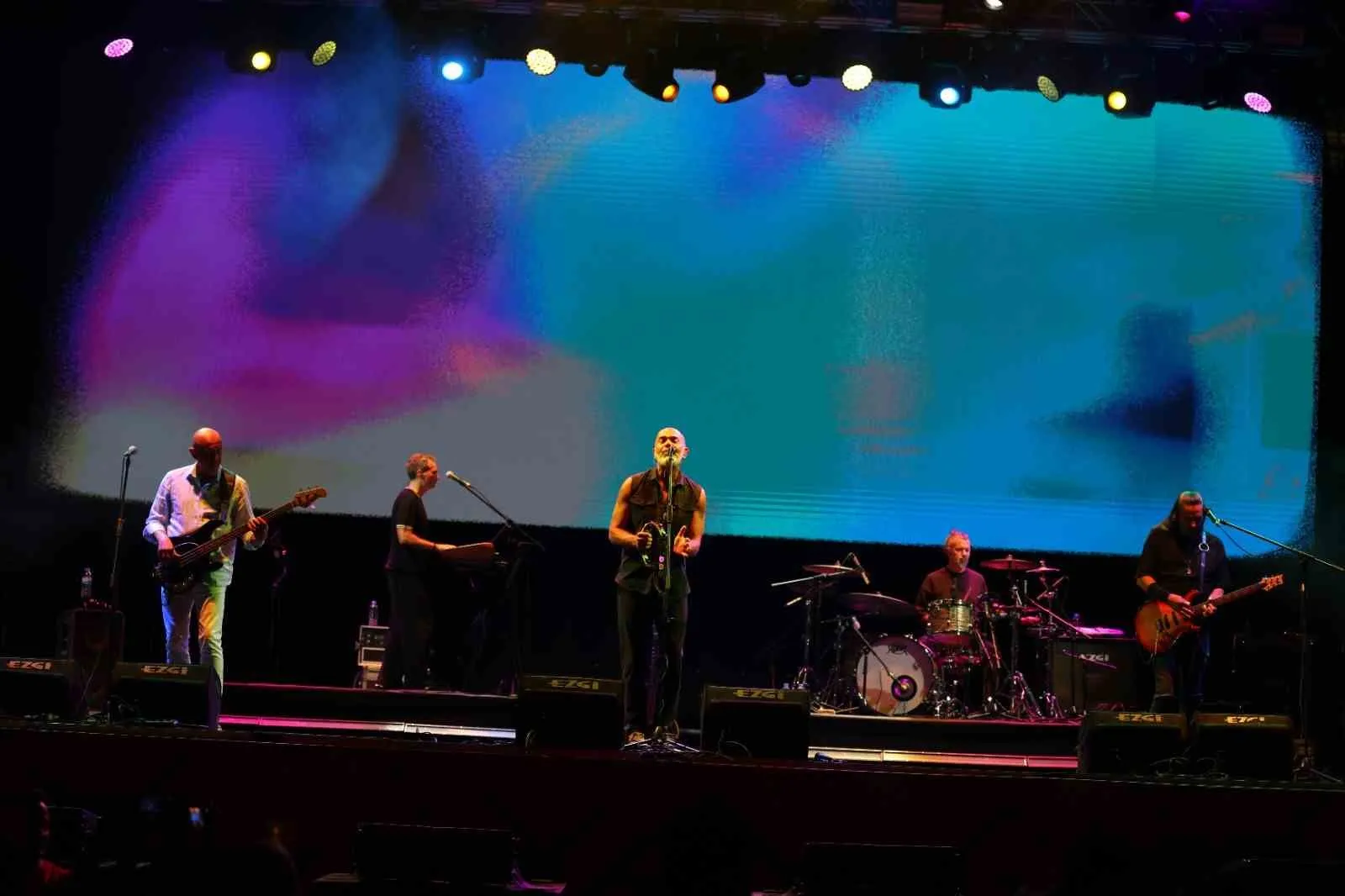 Manisa'da müzik şöleni: Yüksek Sadakat binleri Cumhuriyet Meydanı'nda buluşturdu