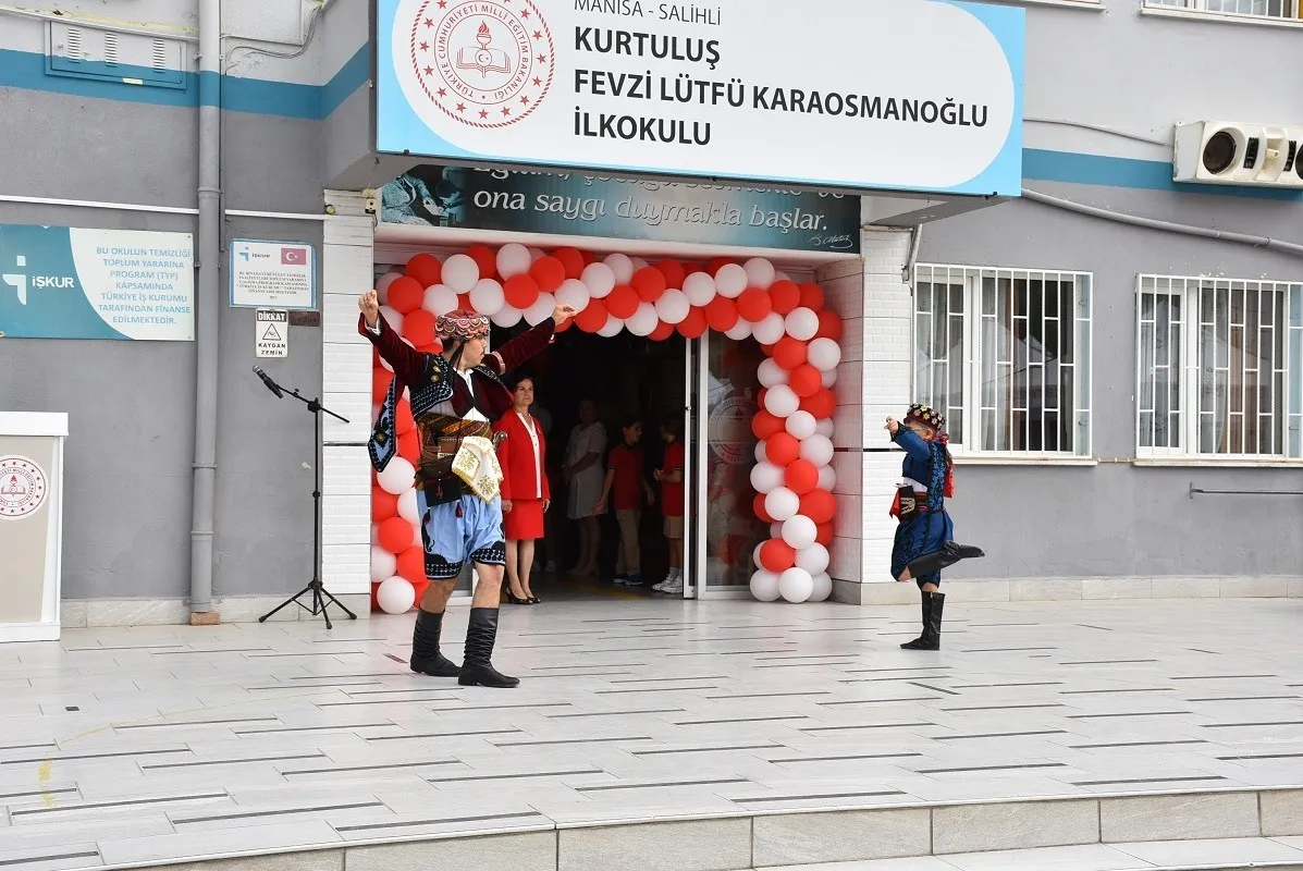 Salihli'de eğitim maratonu başladı: Öğrencilerin sahne performansı tam not aldı