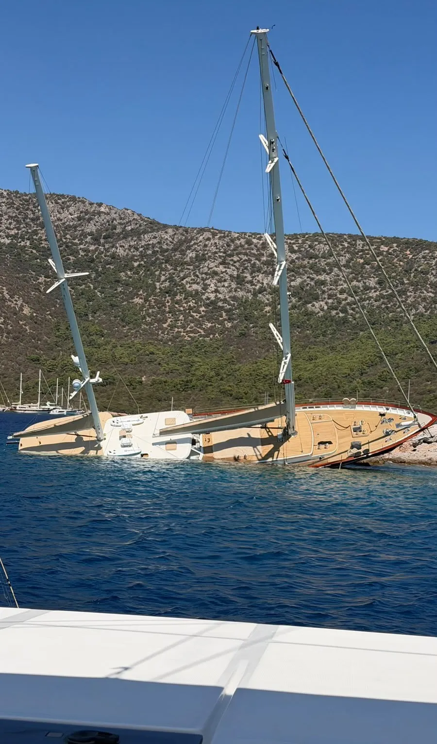 Bodrum sularında gece operasyonu: Kayalıklara çarpan guletten 11 kişi sağ çıkarıldı