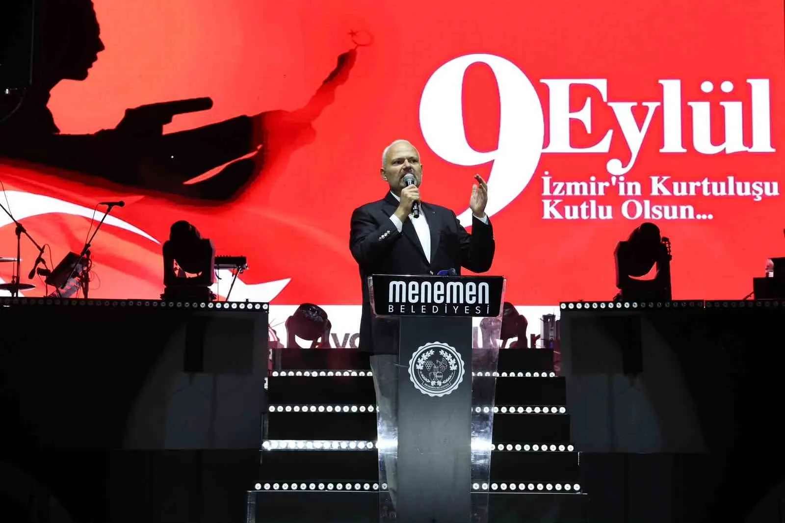 Menemen’de kurtuluş coşkusu: Sefo rüzgarı meydanı salladı