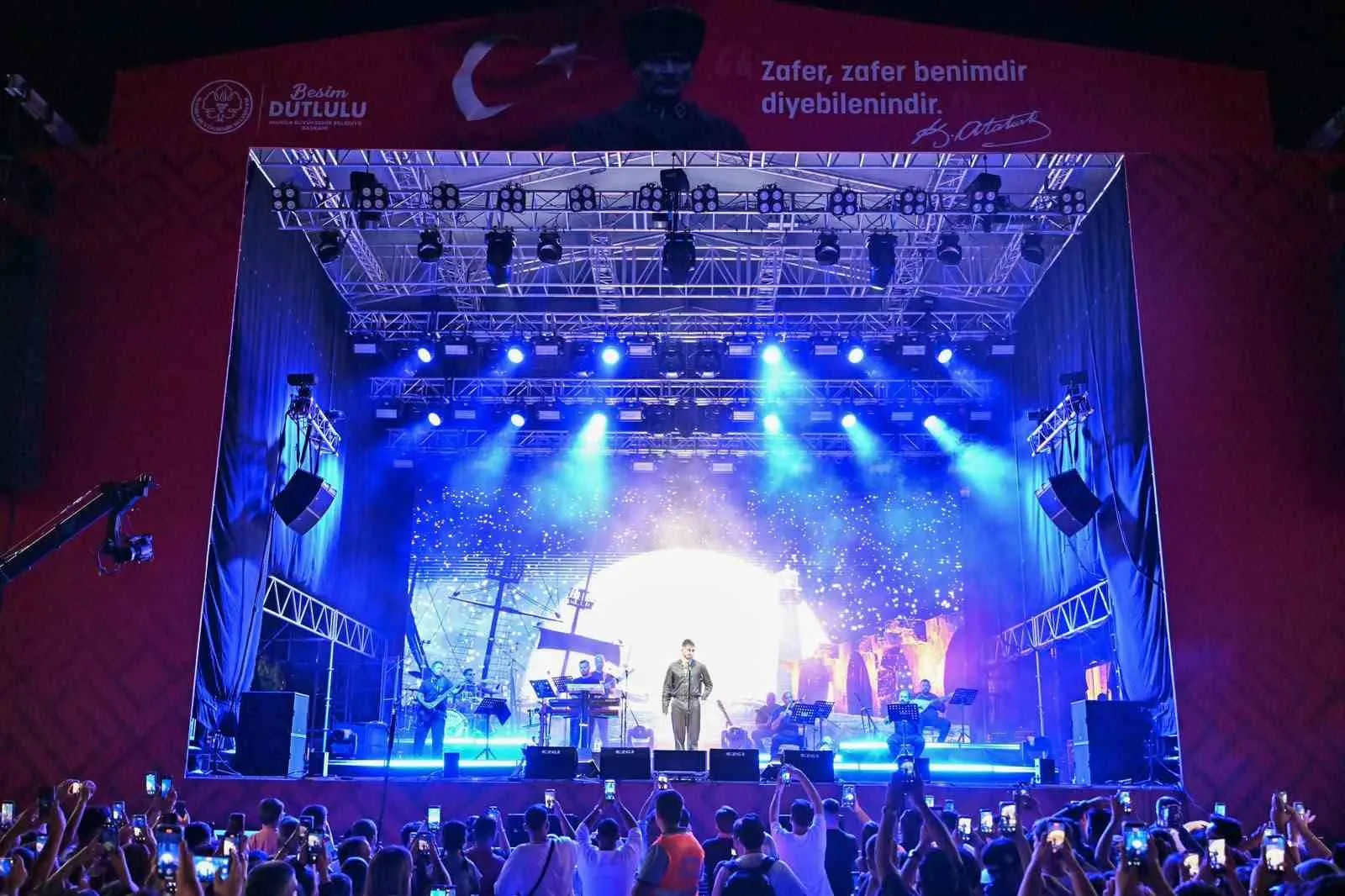 Manisa’da 8 Eylül coşkusu: Cumhuriyet Meydanı Semicenk ile inledi