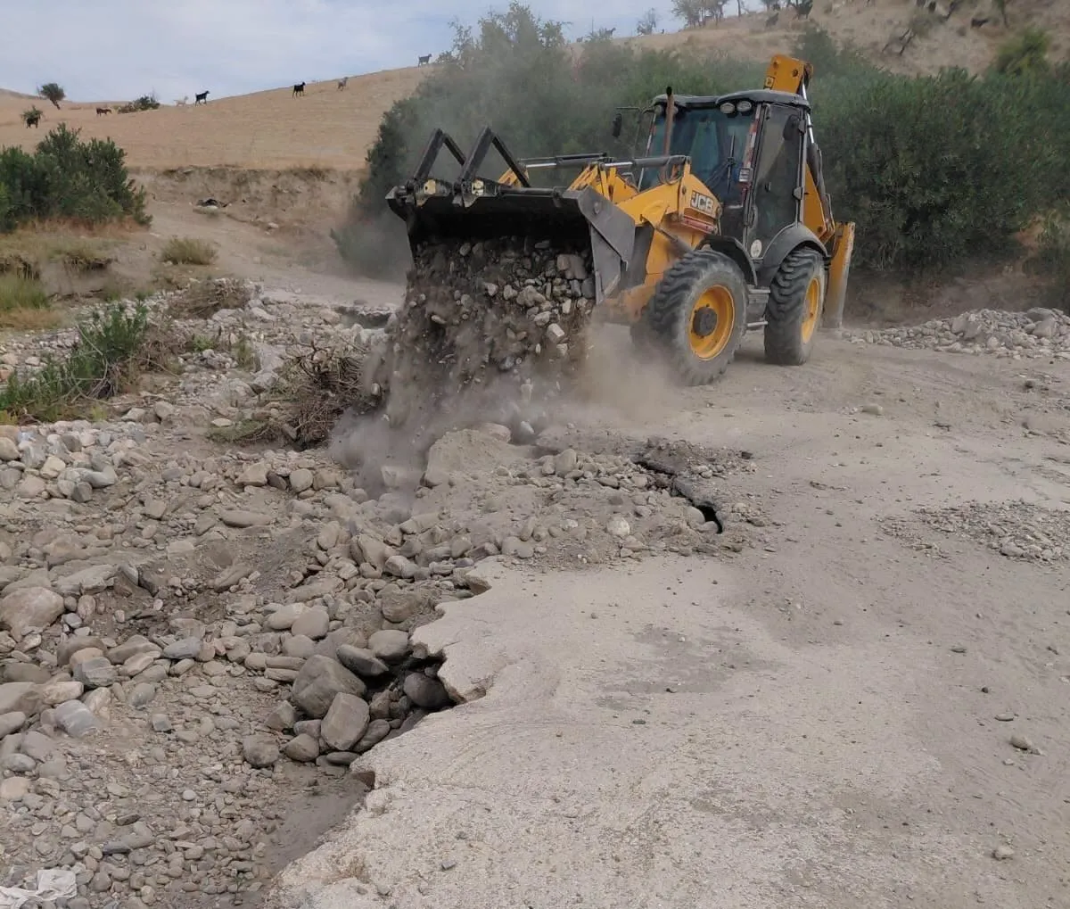 Babadağ’da ulaşım konforu için beton hamlesi: Başkan Kumral sahada