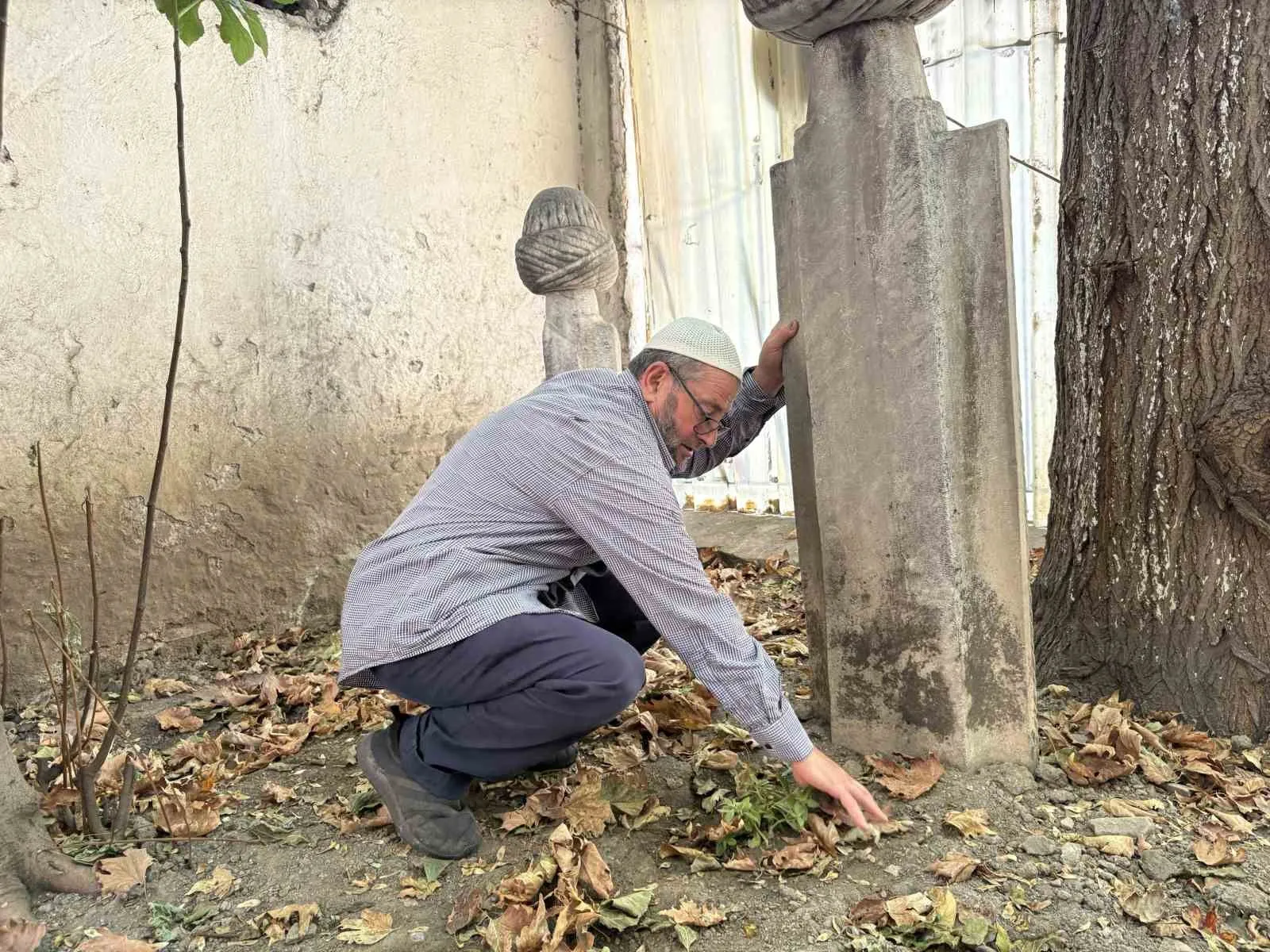 Basmane’nin manevi emaneti kaderine terk edildi: Evliya kabirleri çöp yığınları arasında kaldı