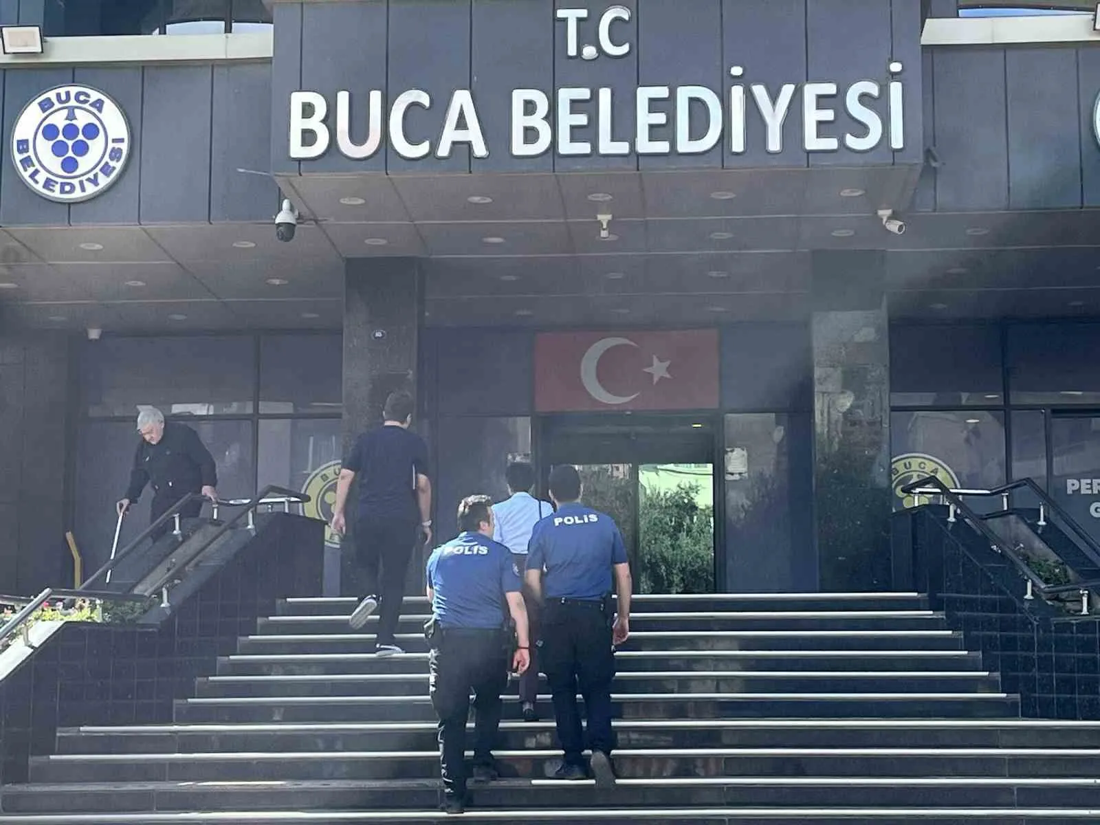 Buca Belediyesinde icra mesaisi: 150 milyon liralık borç için makam odalarına girildi