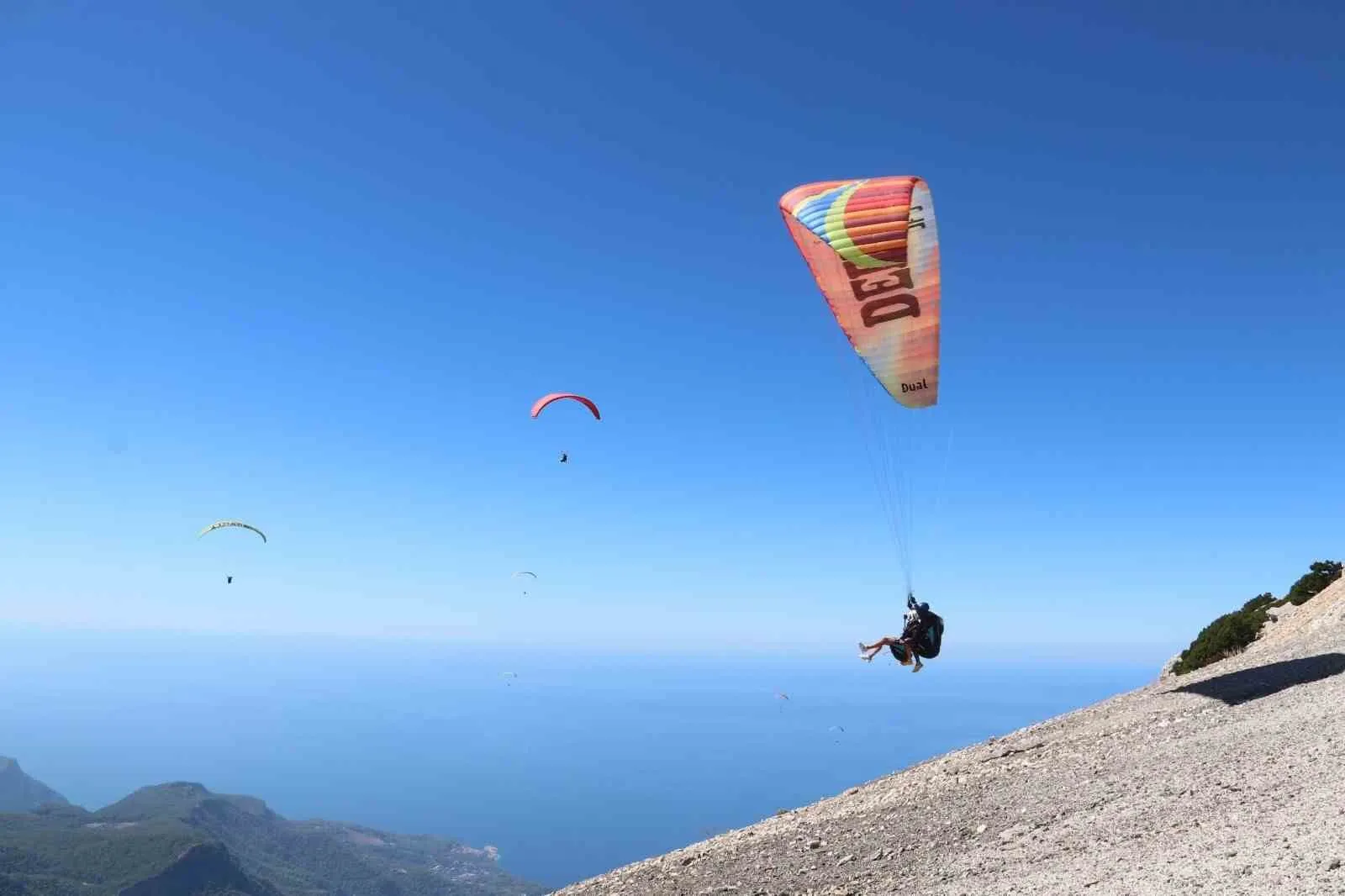 Ölüdeniz’in yeni müdavimleri: Çinli turistler gökyüzünü mesken tuttu