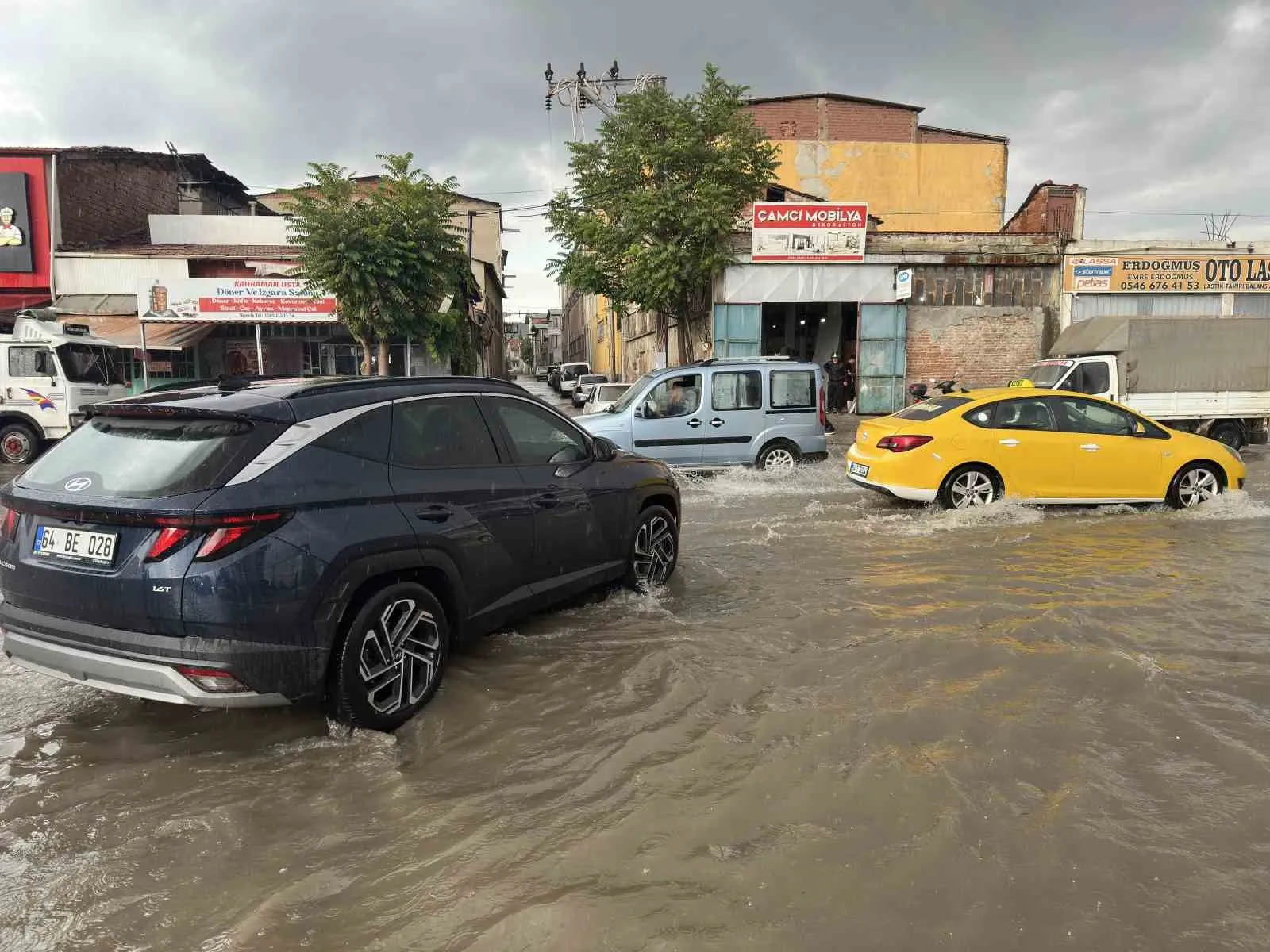 Uşak’ta gökyüzü delindi: Şehir merkezi sular altında kaldı