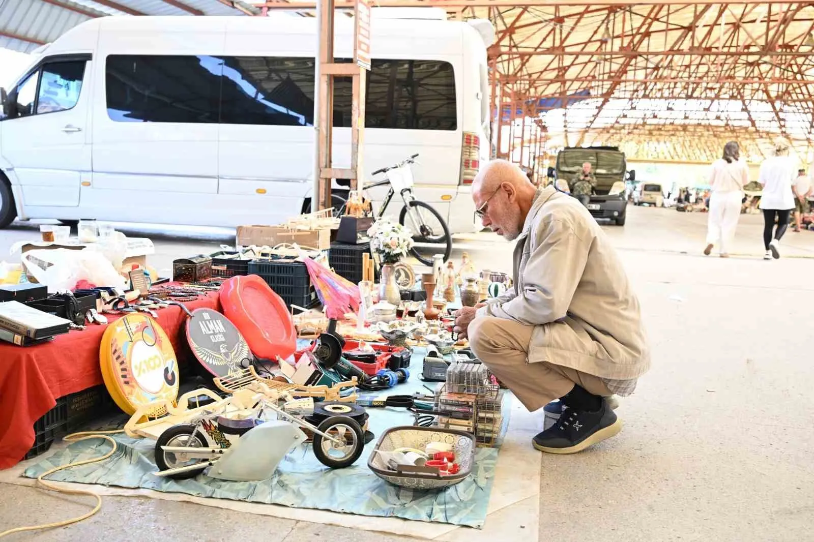 Manisa’da alışverişin adresi değişti: İkinci el pazarı yeni yerinde kapılarını açtı