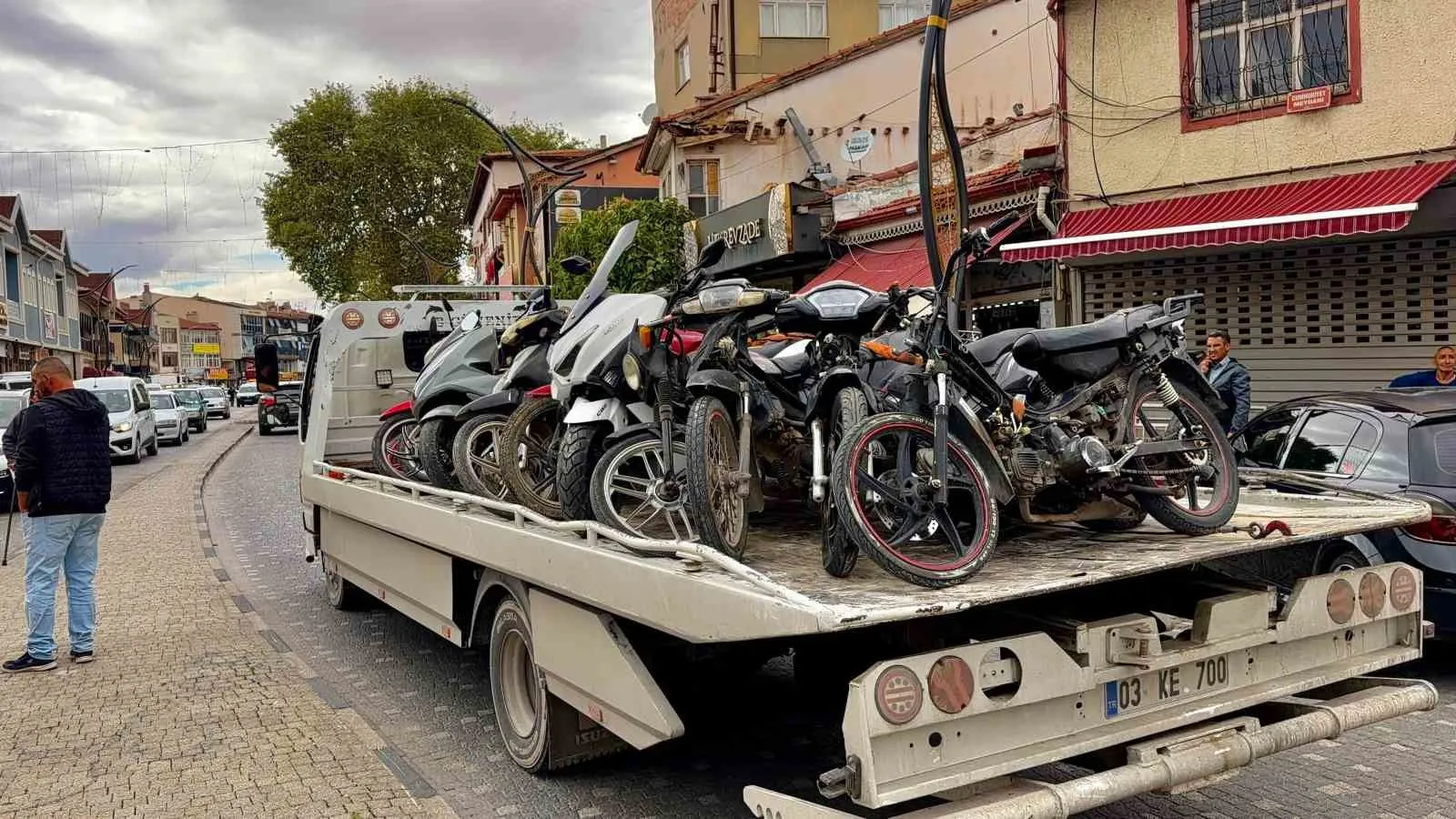 Bolvadin sokaklarında huzur operasyonu: Kurallara uymayan 52 motosiklete el konuldu