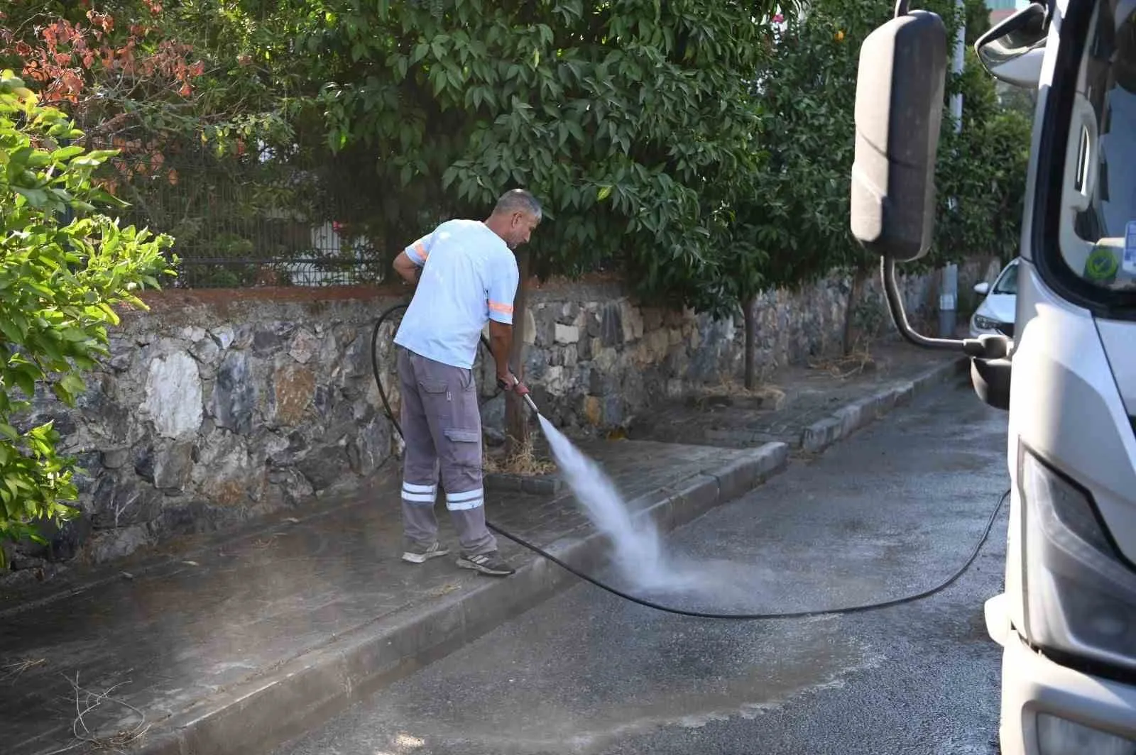 Kuşadası'nda hijyen operasyonu: Sokaklar teknolojiyle parlıyor