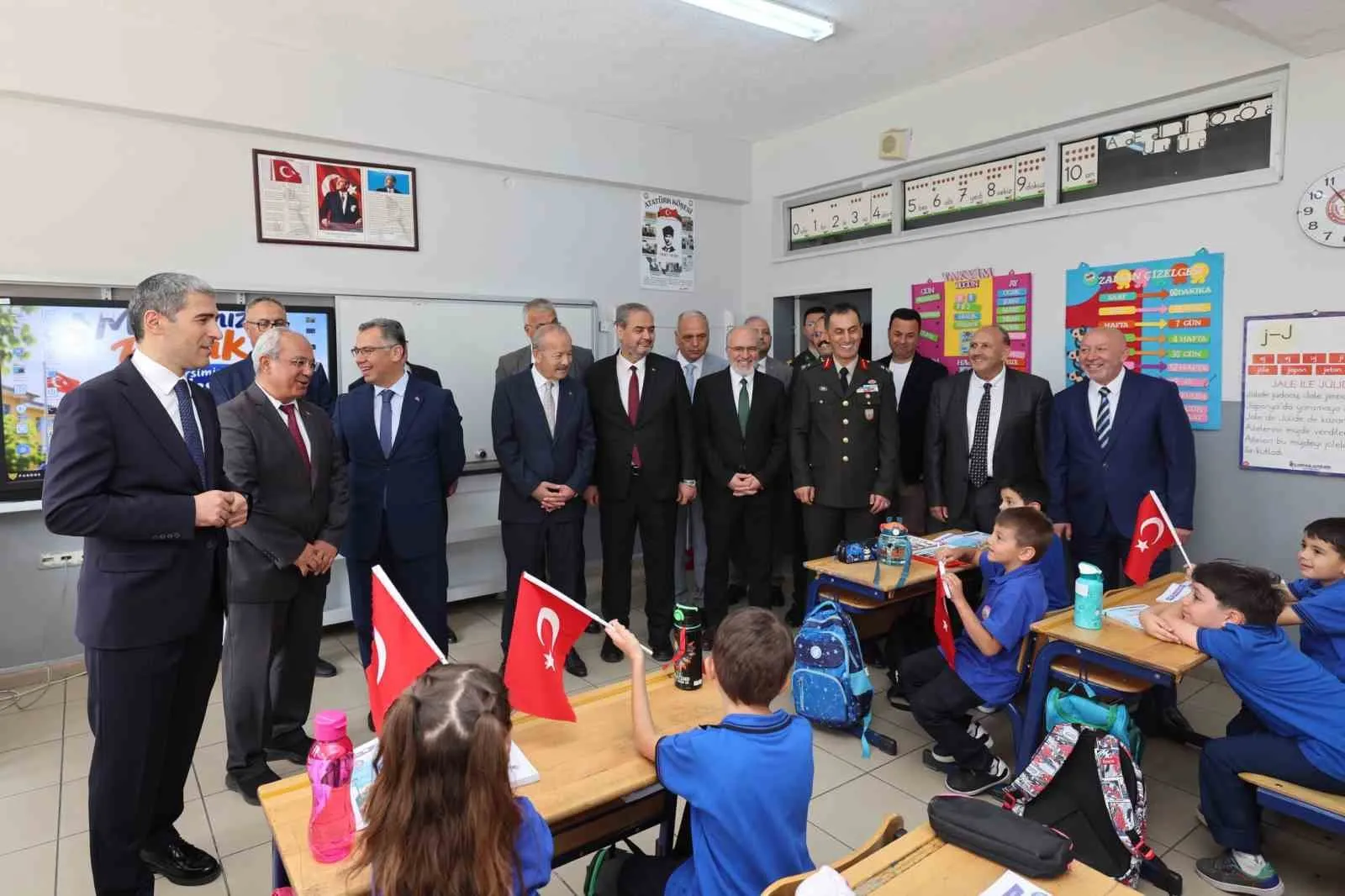 Afyonkarahisar’da ders zili heyecanı: 142 bin öğrenci için yeni dönem başladı