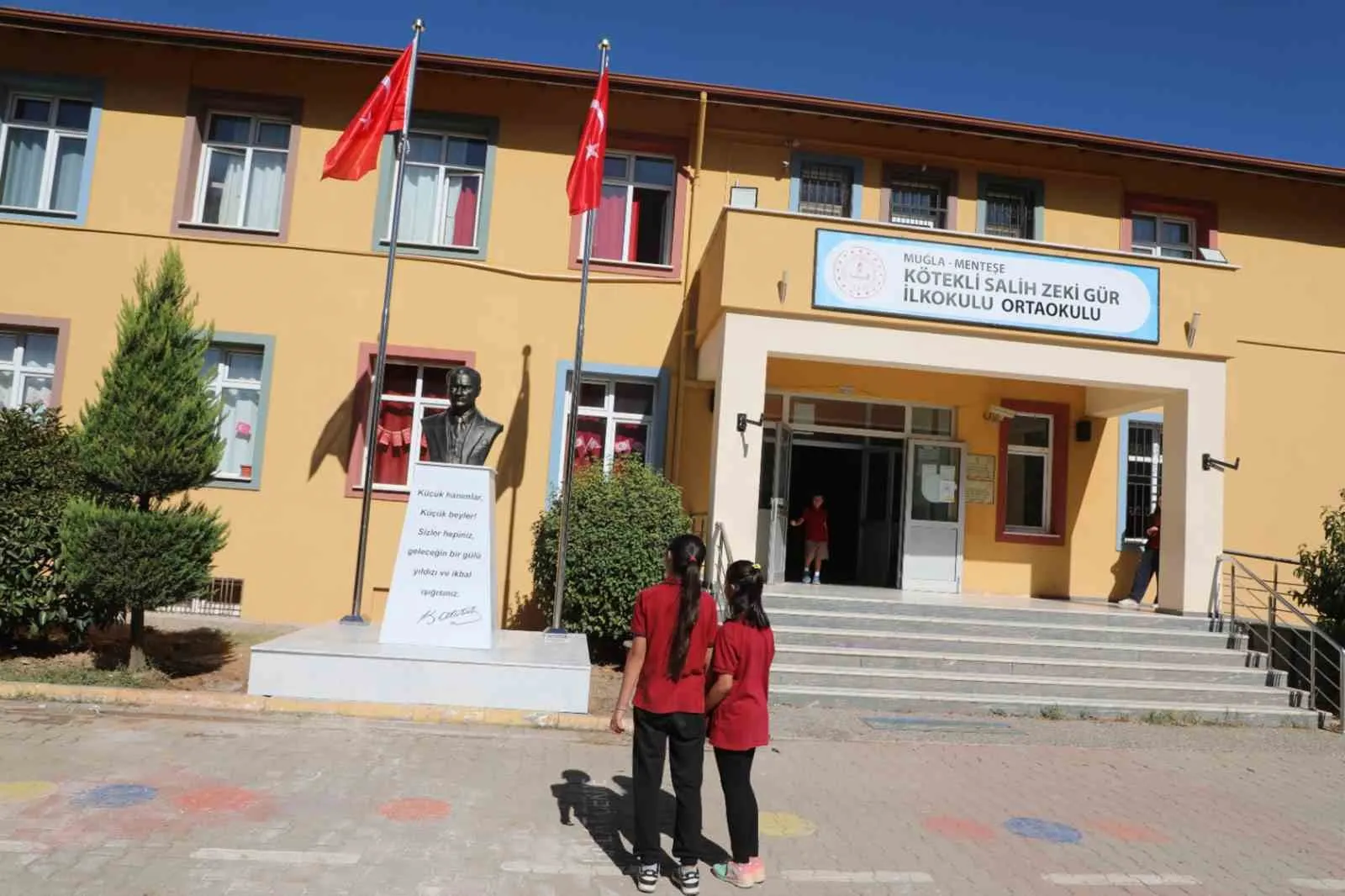 Menteşe'de Atatürk büstüne yapılan saldırıya belediyeden jet yanıt