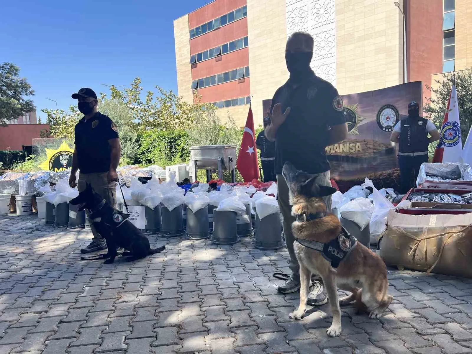 Manisa'da zehir şebekesine rekor darbe: 1 milyar liralık imalathane çökertildi