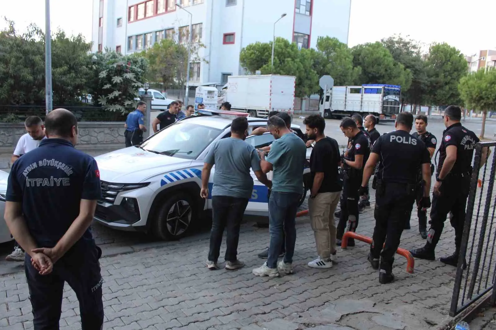 Lise önünde paniğe yol açan tüfekli şüpheliler kıskıvrak yakalandı