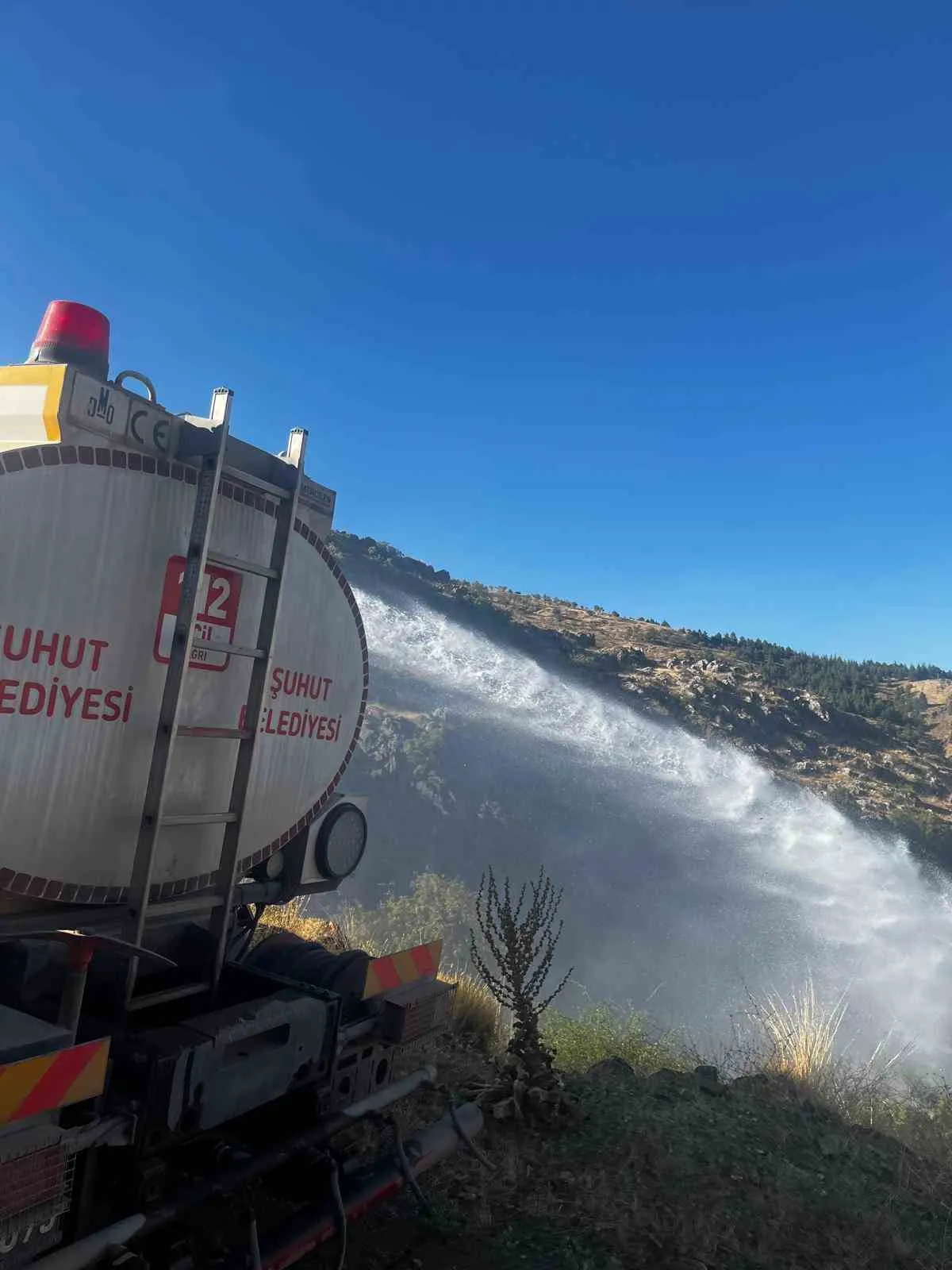 Şuhut’ta yangın alarmı: Bir günde beş farklı noktada alevlerle mücadele