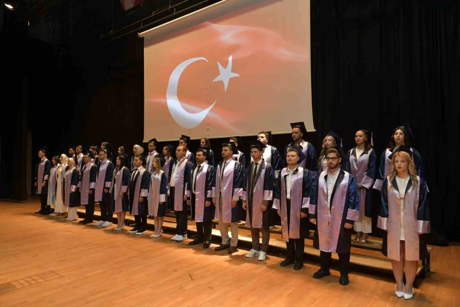 MSKÜ’de Hekimlik Andı İçen 33 Genç Diş Hekimi, Kep Fırlattı