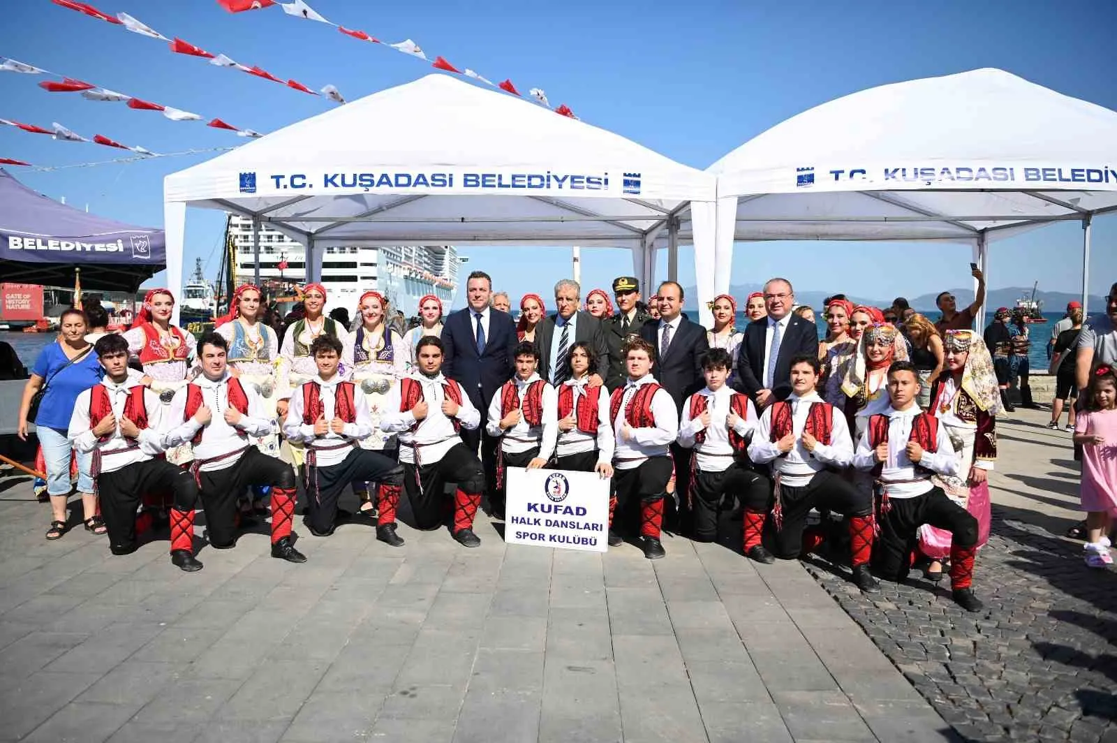 Kuşadası 104 yıl önceki o büyük günün coşkusunu meydanlarda yaşadı