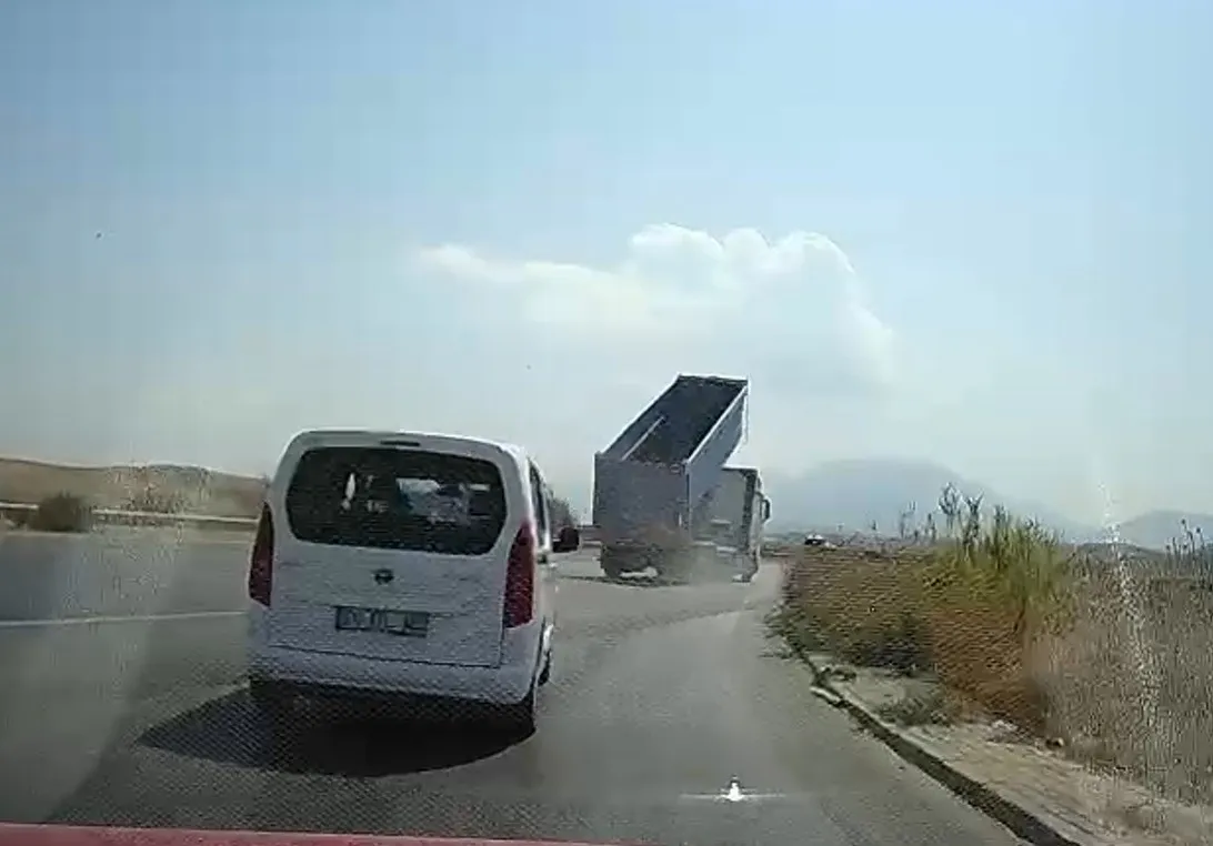 Denizli'de dikkatsizlik pahalıya patladı: Açık kalan dorse EDS direğini yerle bir etti