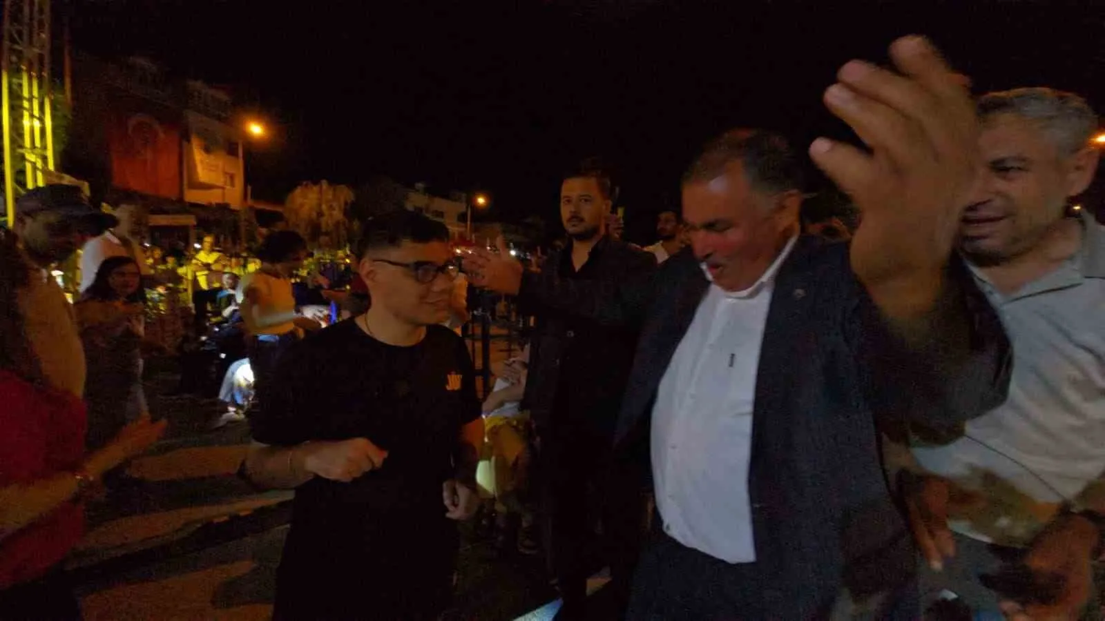 Beyağaç'ta festival coşkusu: Başkan Pütün özel misafirleriyle sahnede devleşti