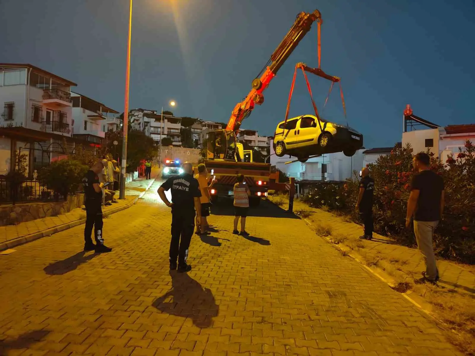 Kuşadası’nda şoke eden kaza: Otomobil site içindeki evin verandasına asılı kaldı