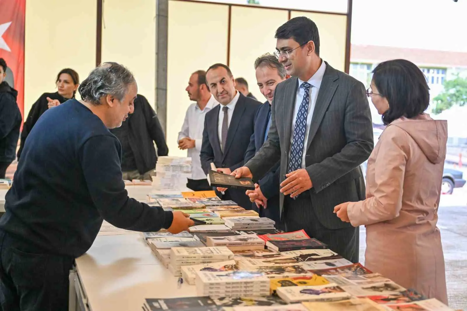 Uşak’ta okuma tutkusu zirveye taşındı: Vali Kartal fuarın nabzını tuttu