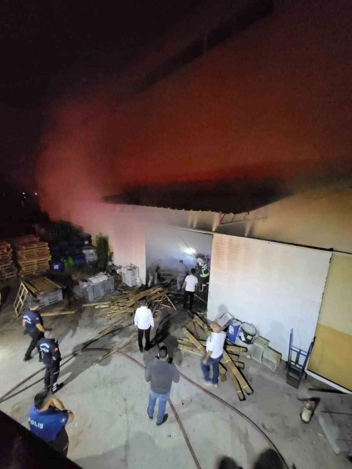 Sultanhisar'da geceyi aydınlatan alevler: Depo kullanılamaz hale geldi