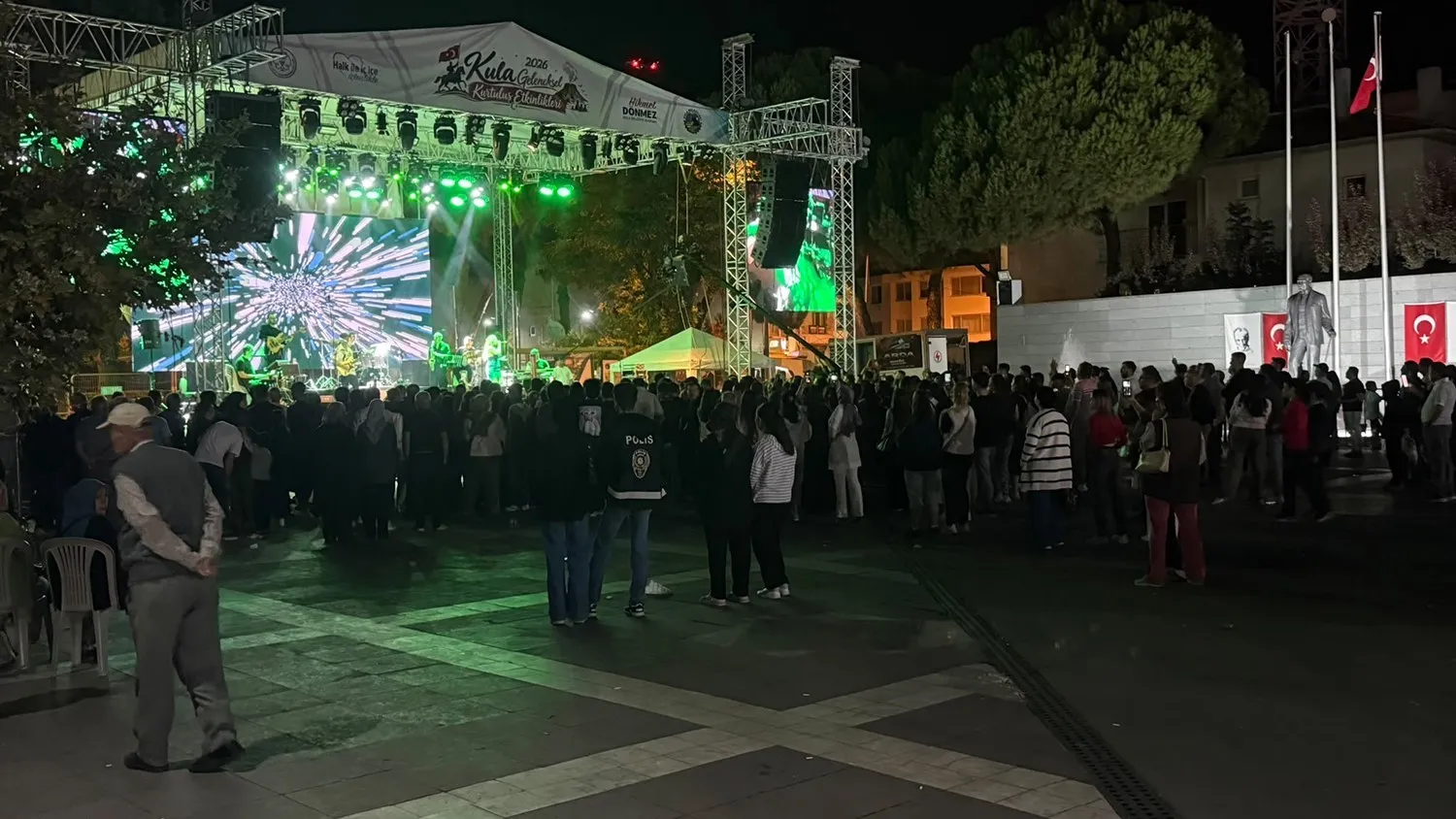 Kula’da kurtuluş coşkusu ikiye bölündü: Meydanlar Hüseyin Kağıt’ı aradı