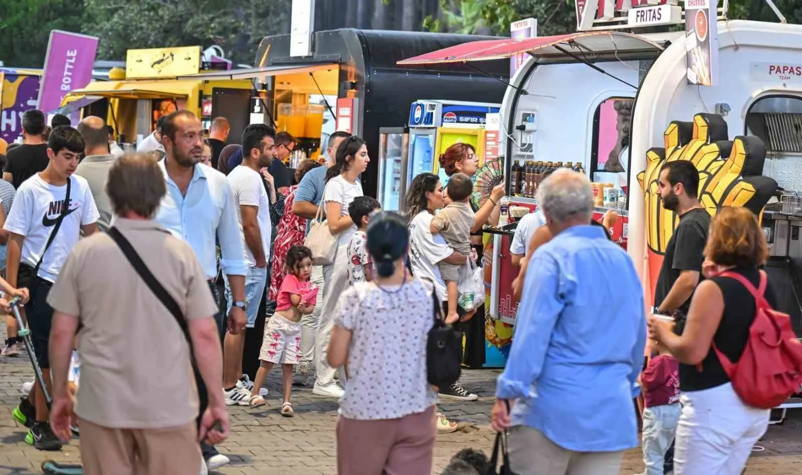 İzmir Enternasyonal Fuarı’nda lezzet molası: Yeni düzenleme ziyaretçilerin yüzünü güldürdü