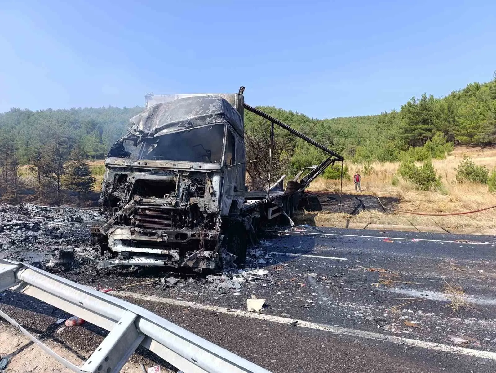 Uşak yolunda dehşet anları: Alkol yüklü tır alev topuna döndü