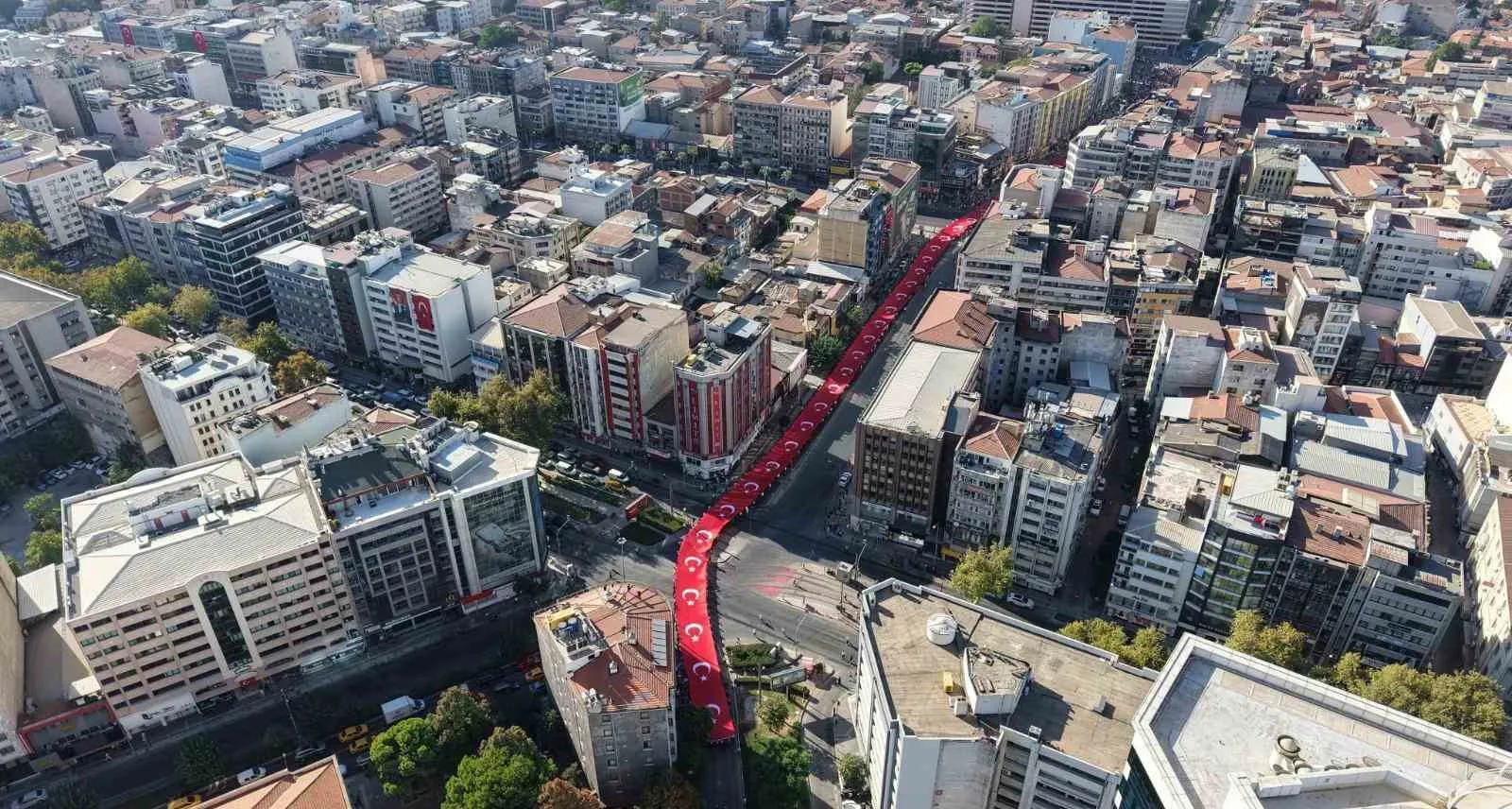 İzmir’in kurtuluş destanı 104 yıl sonra aynı heyecanla sokaklarda yankılandı