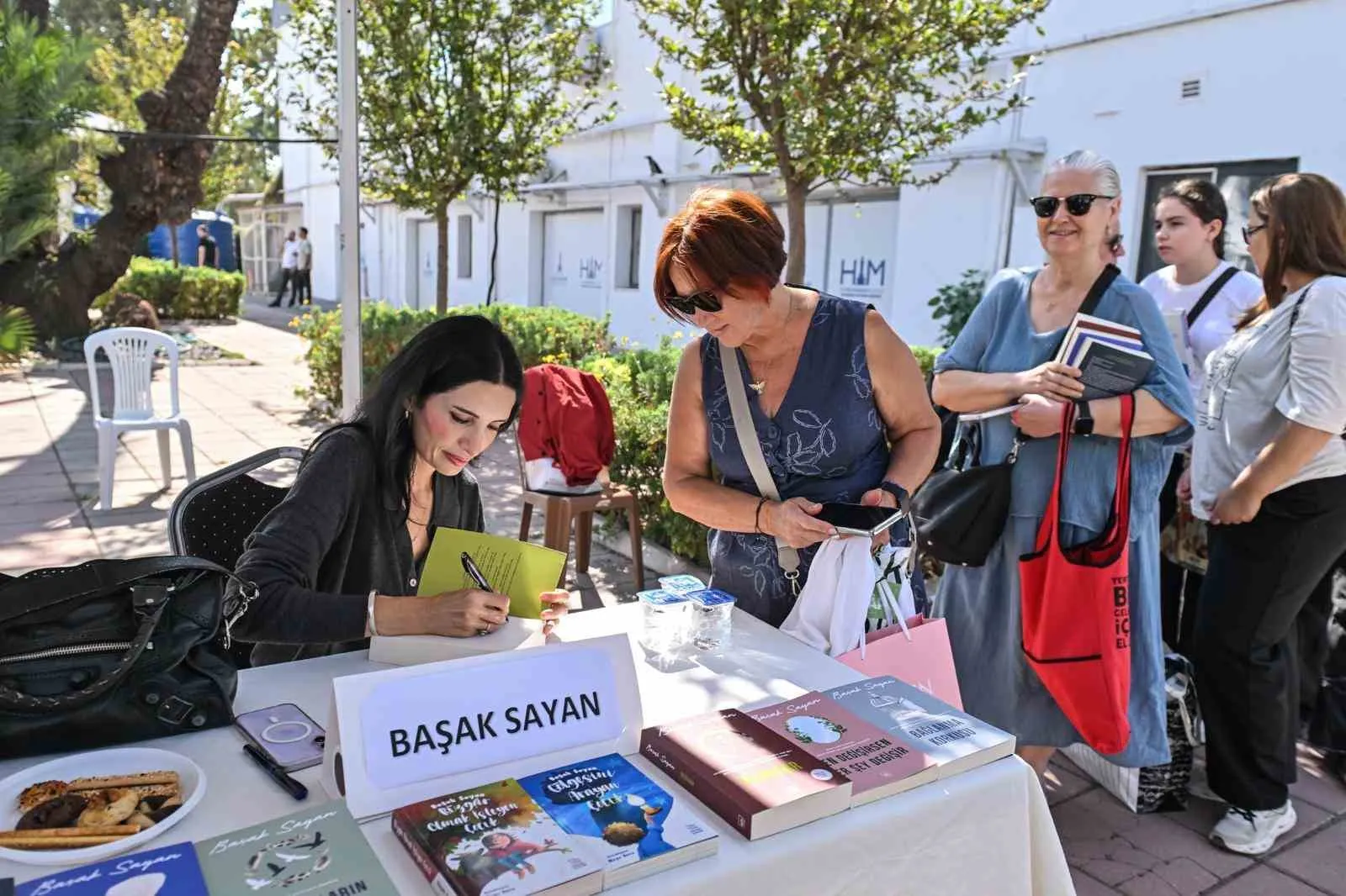 Kültürpark'ta edebiyat şöleni: İzmirliler yazarlarla buluştu