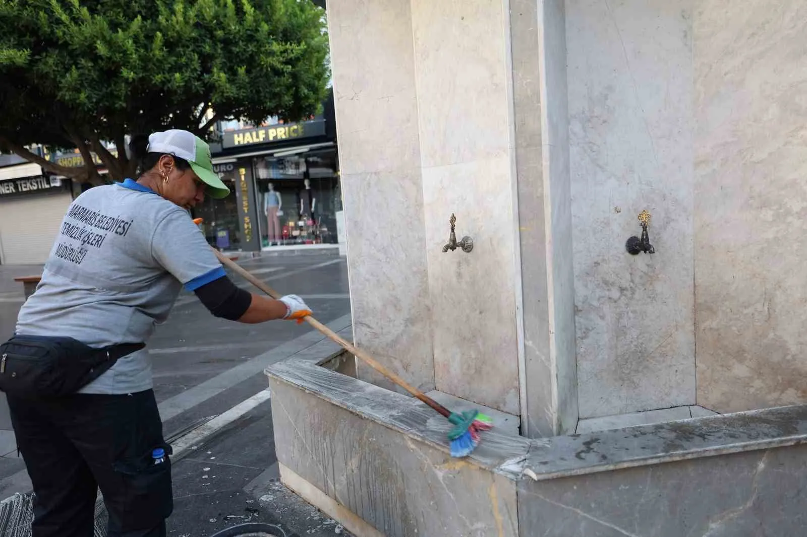 Marmaris’in gözbebeğinde hijyen operasyonu: Sevgi Yolu güne tertemiz başladı