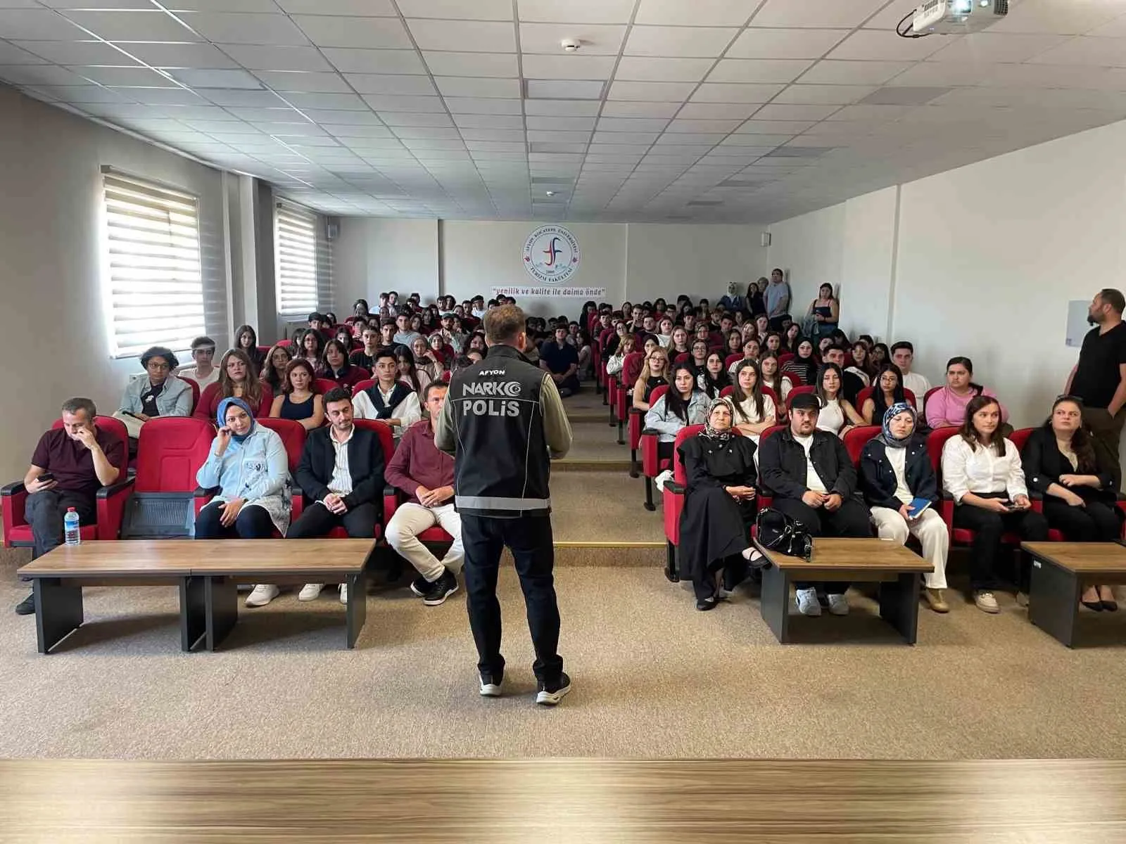 Gençleri zehir tacirlerinden korumak için sahaya indiler: 350 öğrenciye kritik uyarı