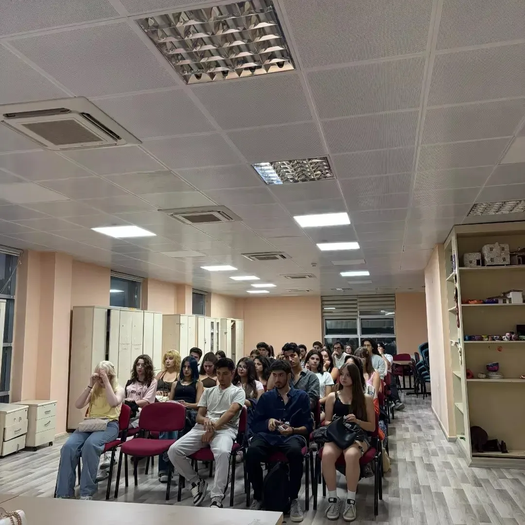Menteşe’de sahne tozunu yutan gençler geleceğe hazırlanıyor