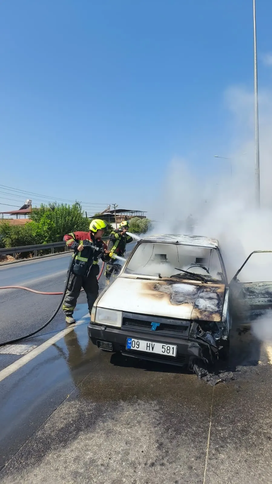 Nazilli yolunda ani yangın: Otomobil hurdaya döndü