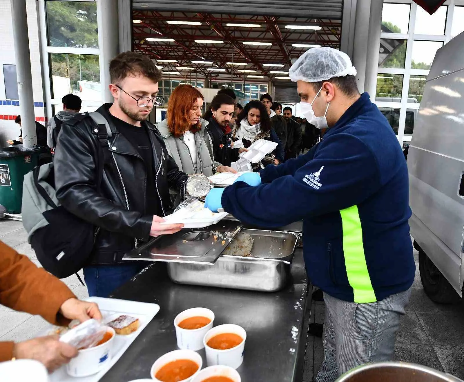 İzmir'de sofralar eğitim için kuruluyor: On binlerce öğrenciye tam destek