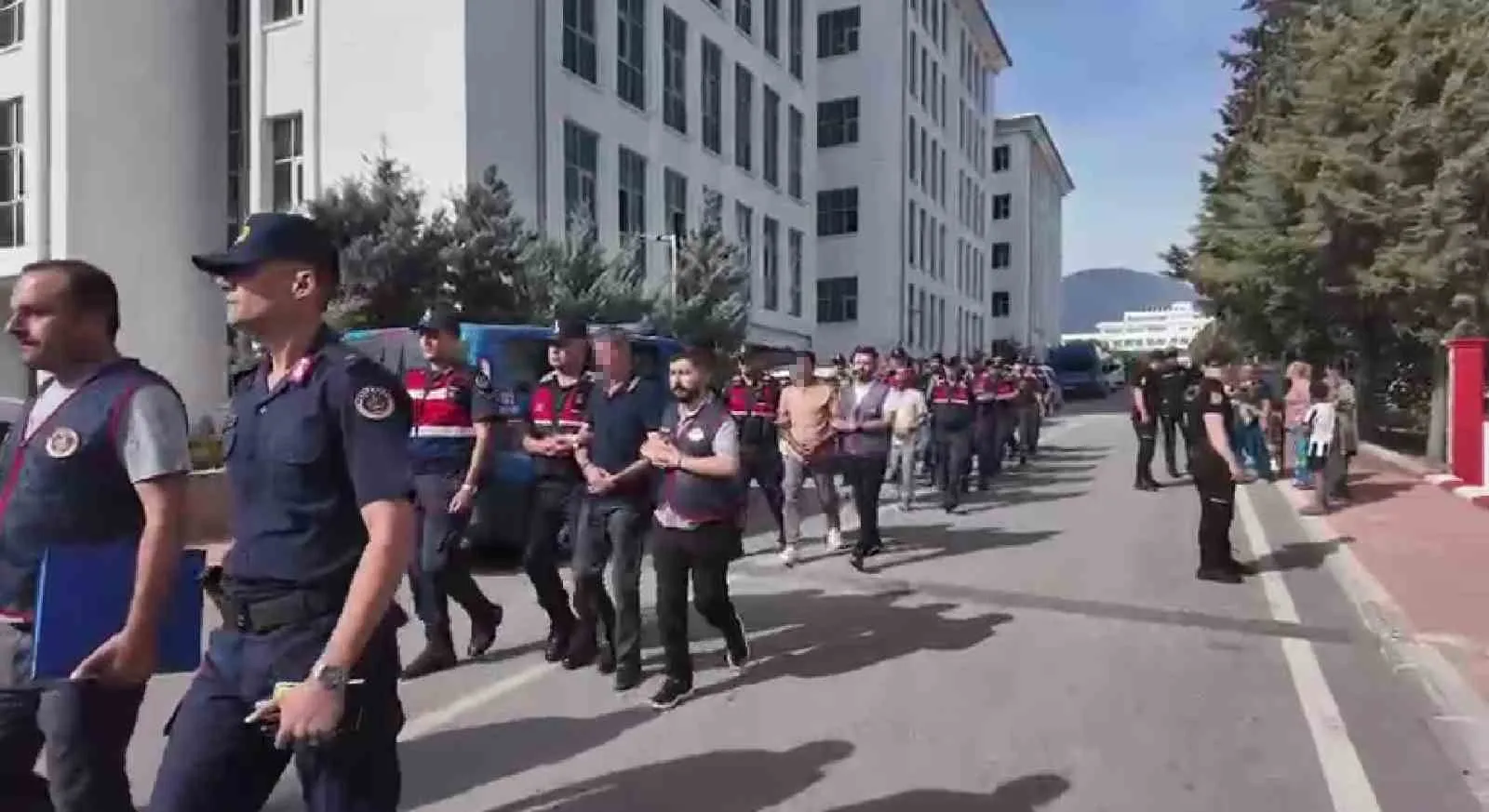 Adliye önünde utanç dolu anlar: Hırsızlık şüphelilerine ailelerinden sert tepki