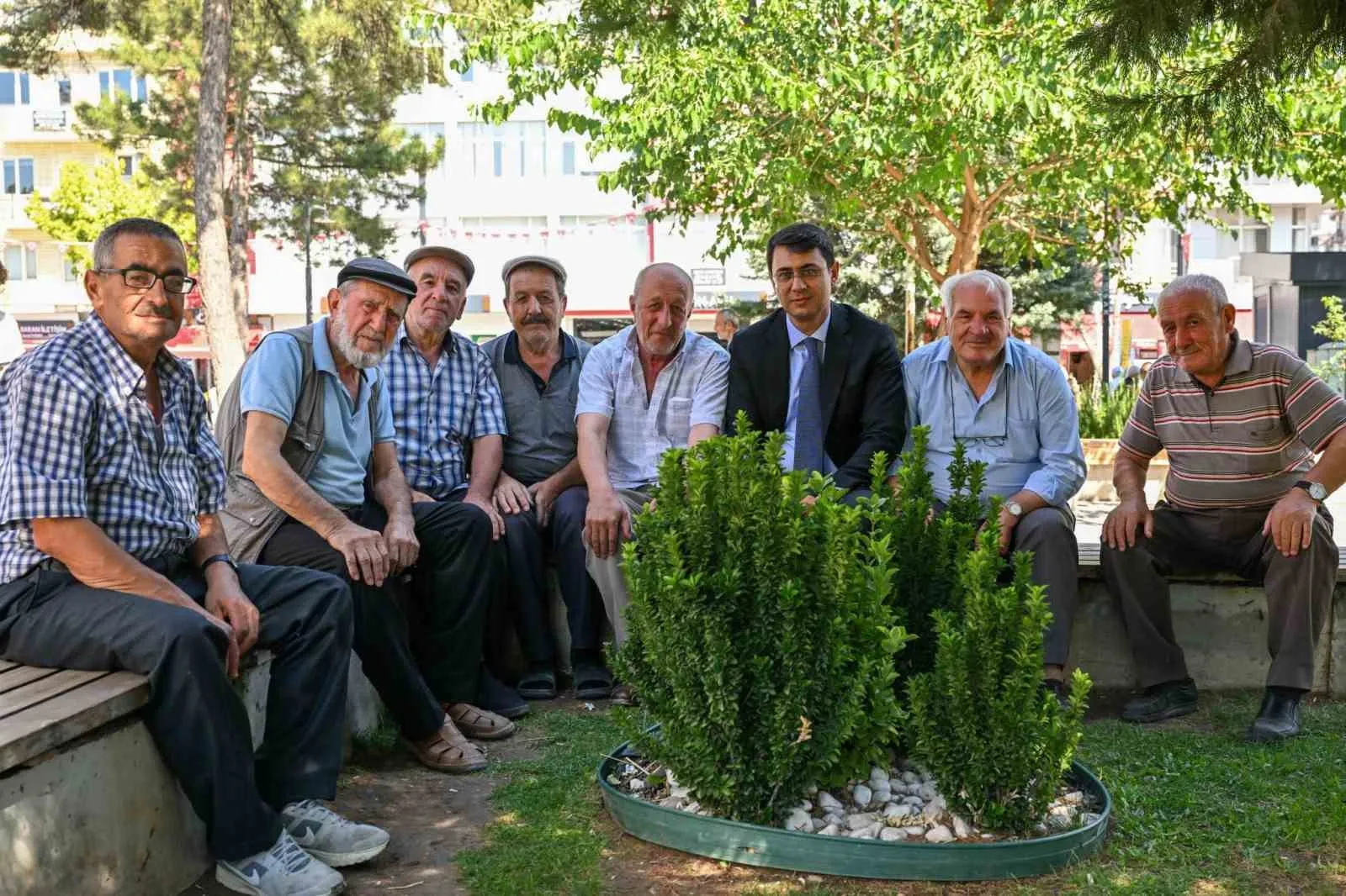 Uşak sokaklarında samimi diyalog: Vali Kartal esnafın nabzını tuttu