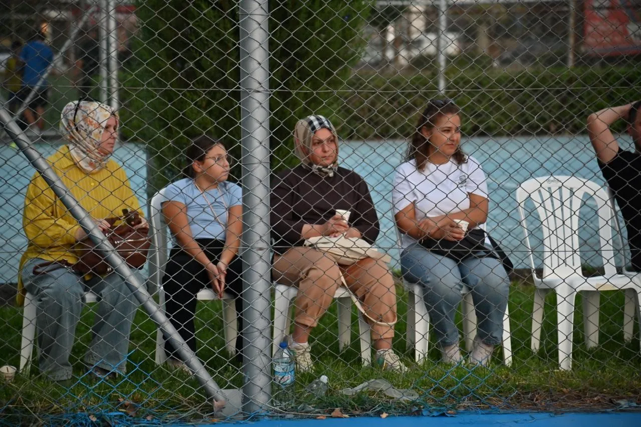 Manisa'da parklar basketbol şölenine dönüştü: 200 sporcu parkeye indi