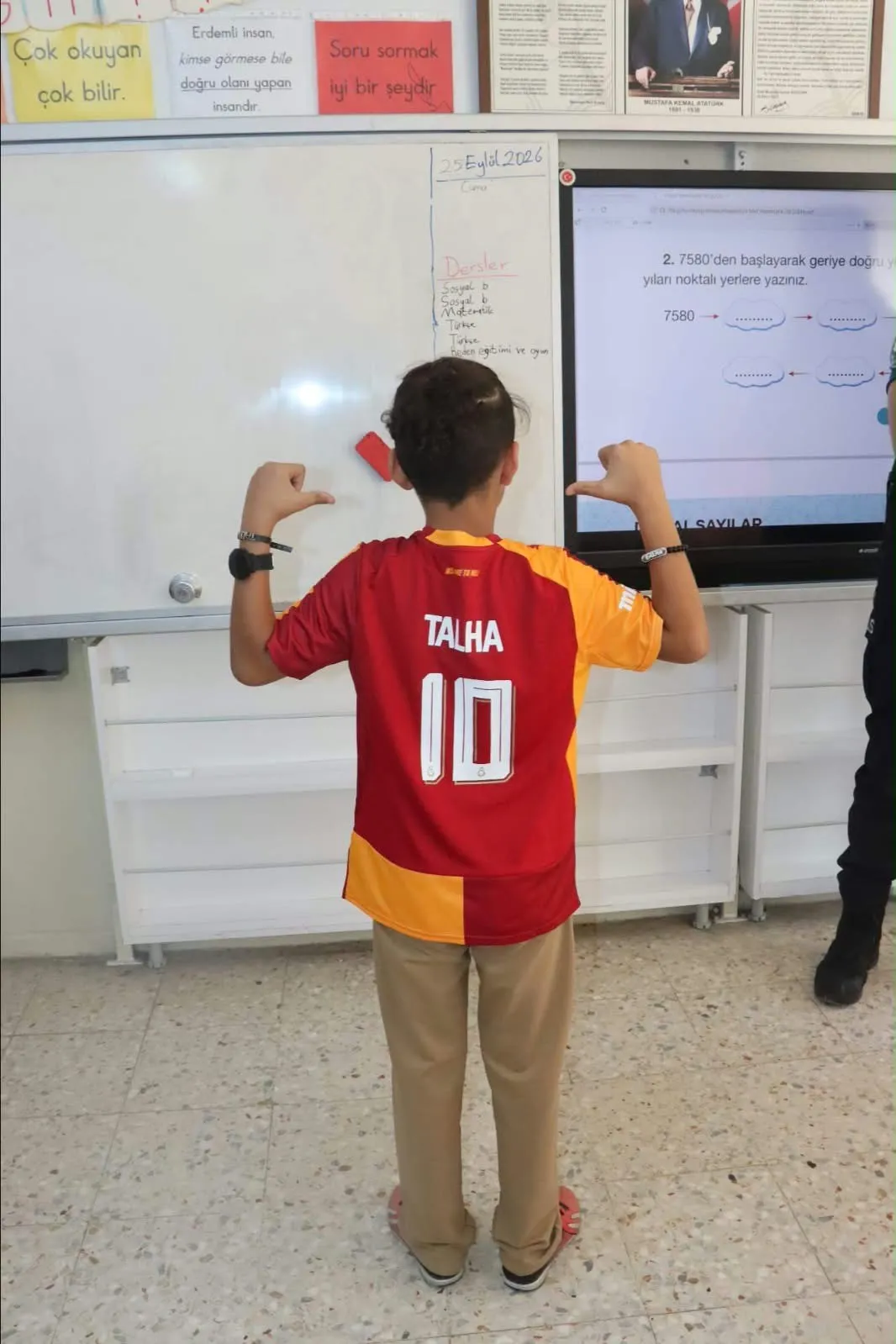 Zorlu süreci geride bıraktı, okulunda çifte mutluluk yaşadı: Polislerden minik Talha’ya özel sürpriz