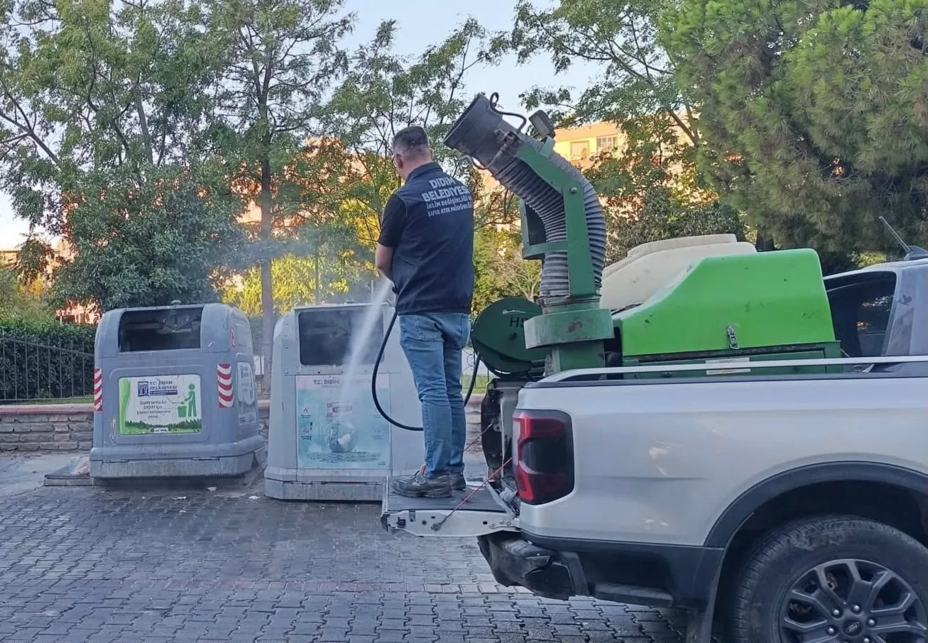 Didim’de temizlik seferberliği: Atık noktaları bakterilere karşı korumaya alındı