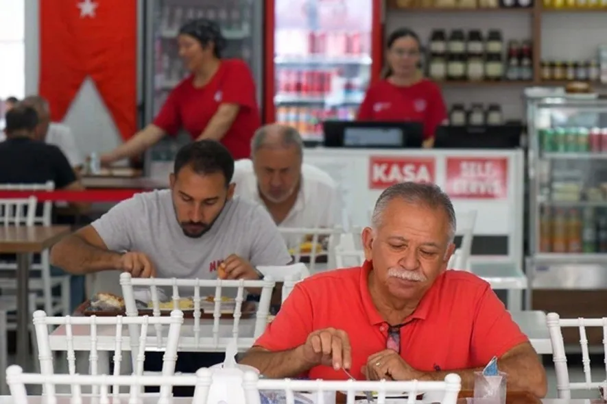 Efeler’de sofralar şenleniyor: Belediye lokantası bütçe dostu menüsüyle hizmet veriyor
