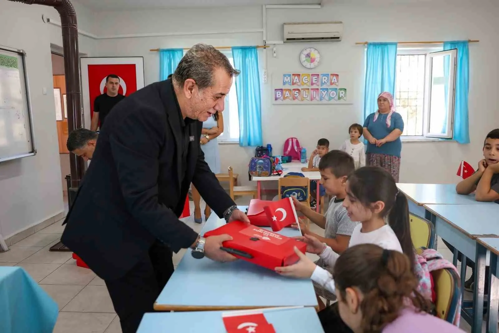 Efeler'de okul zili neşeyle çaldı: Başkan Yetişkin miniklerin ilk gününe eşlik etti