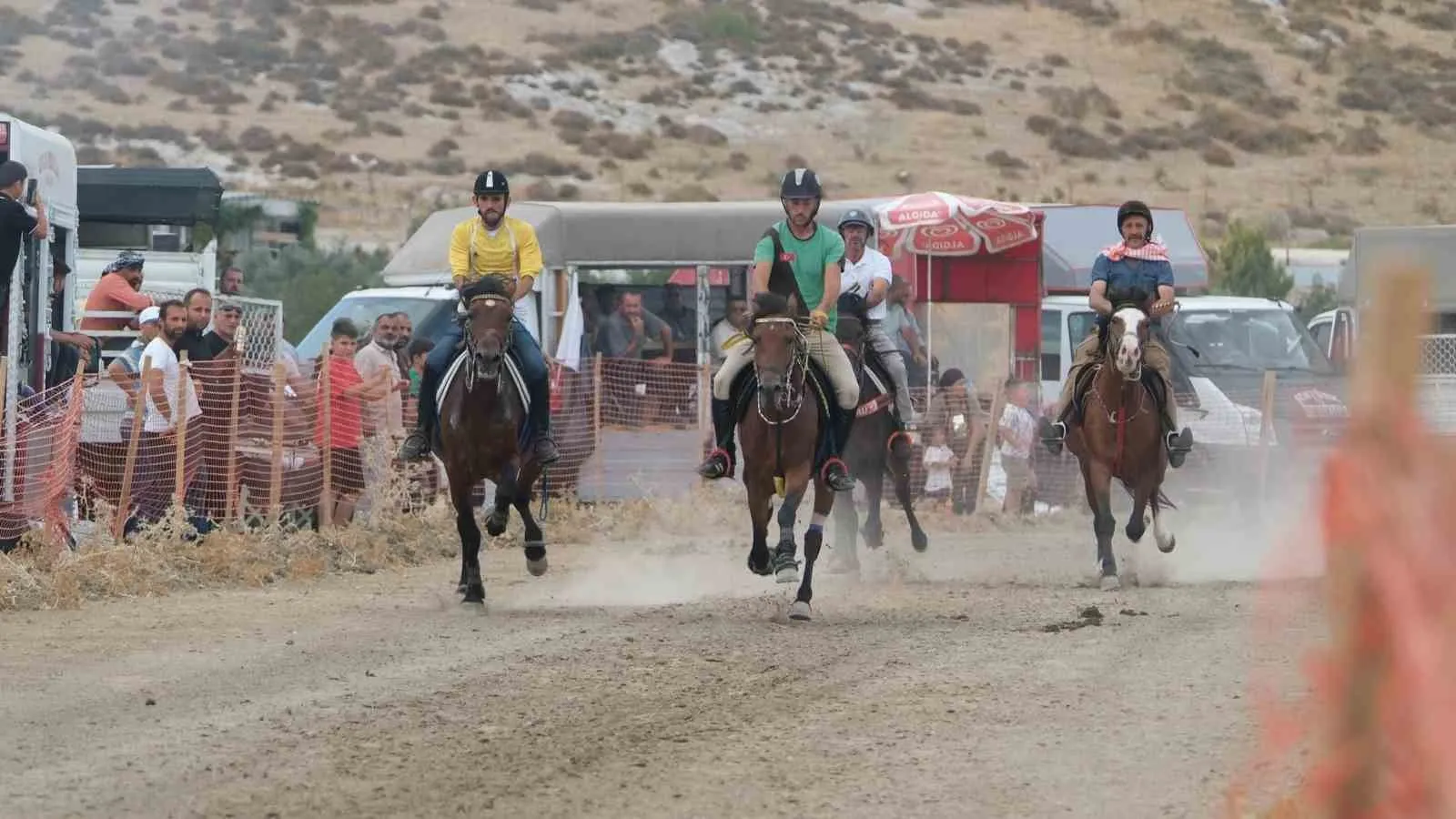 Menemen’de asırlık tutku yeniden canlanıyor: Rahvan atlar kupa için piste çıkıyor