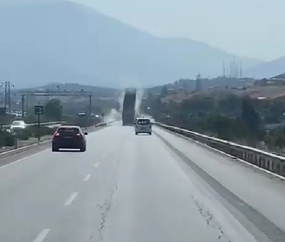 Denizli'de dikkatsizlik pahalıya patladı: Açık kalan dorse EDS direğini yerle bir etti